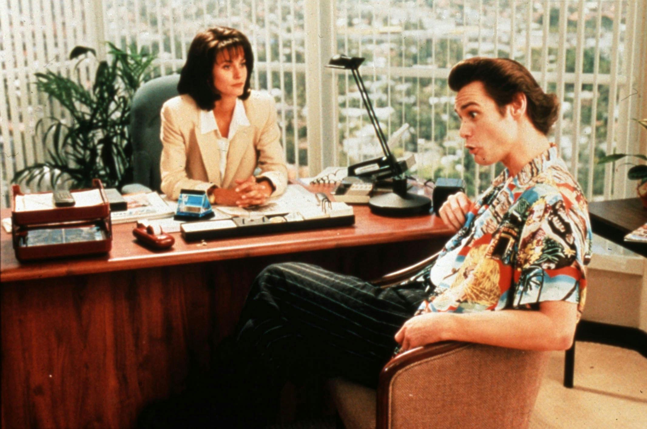 Det var Cox der havde mest succes af vennerne før ”Friends”. Her spiller hun overfor Jim Carrey, 62, i ”Ace Ventura: Pet Detective”.