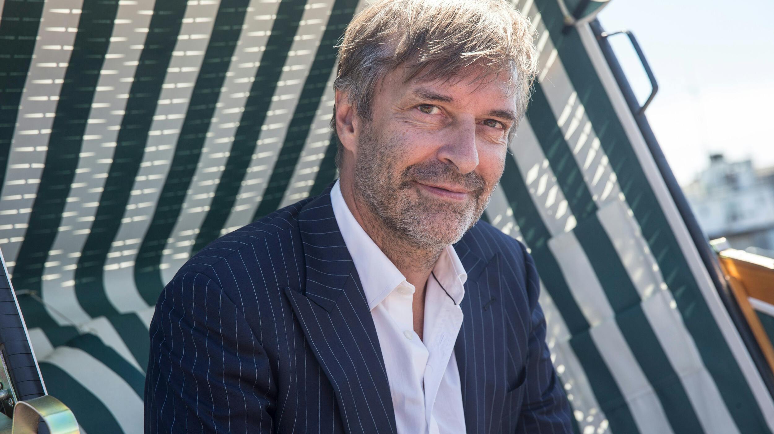 61-årige Martin Brygmann scorede sin 14 år yngre kæreste på arbejdspladsen.