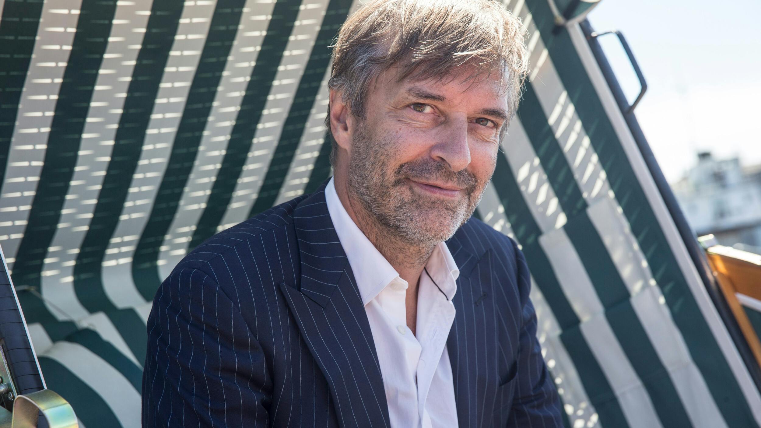 61-årige Martin Brygmann scorede sin 14 år yngre kæreste på arbejdspladsen.