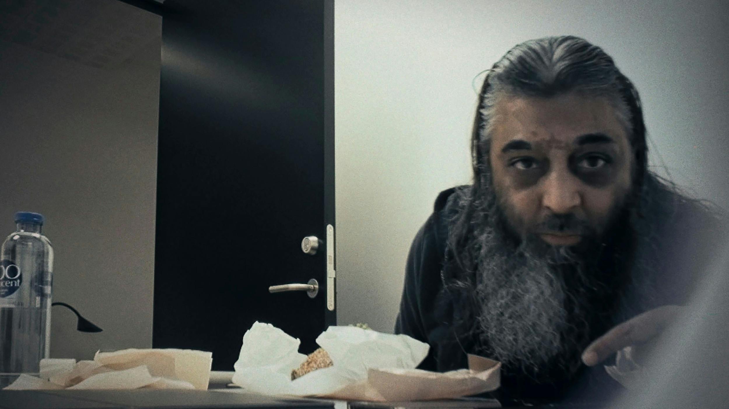 Hele Danmark kom på fornavn med Fasar Abrar Raja, 49, da han for snurrende kameraer underholdt med sine ugerninger i TV 2-dokumentaren ”Den sorte svane”.
