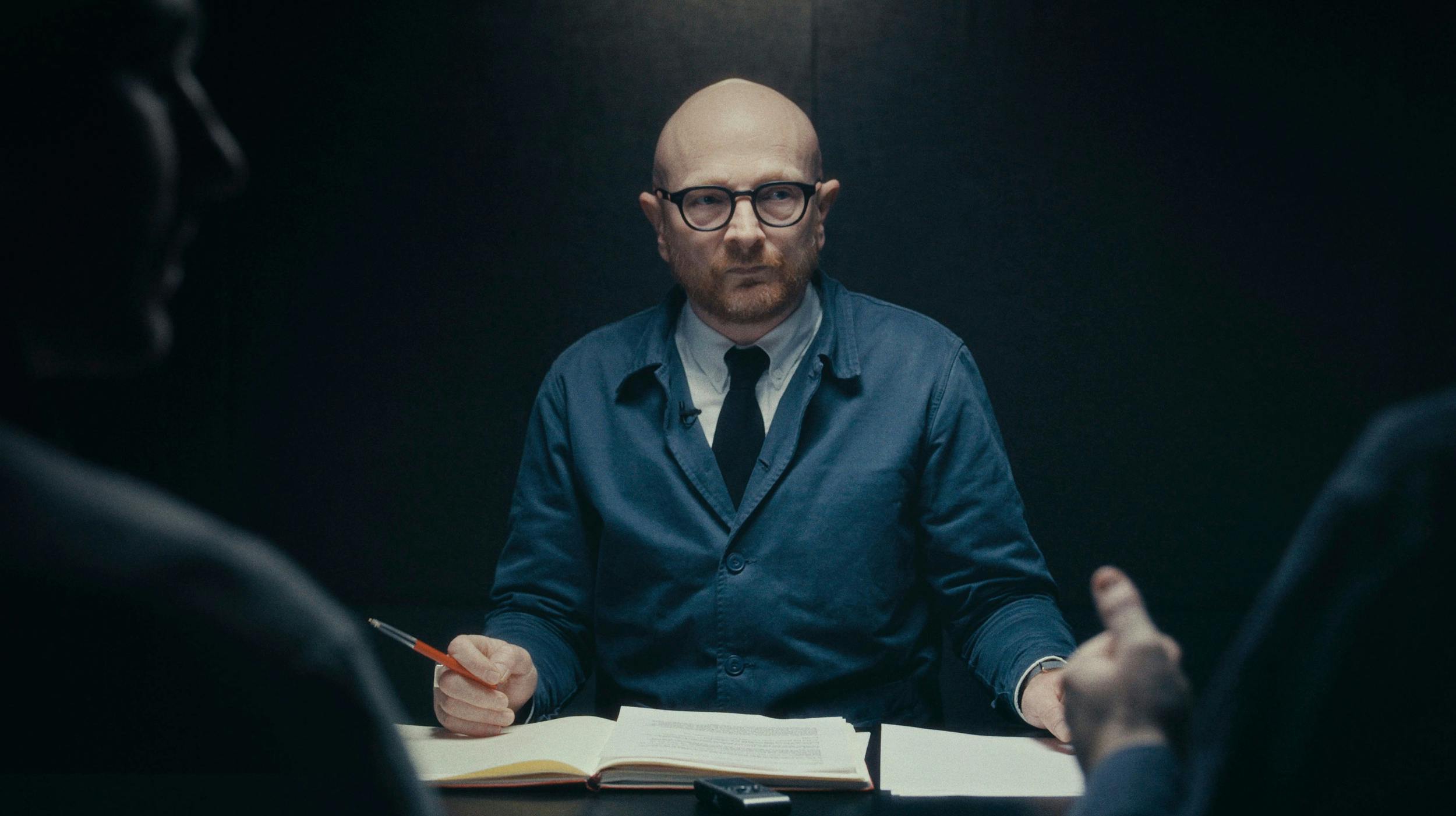 Næsten to millioner danskere har set Mads Brüggers nye dokumentar ”Den Sorte Svane”, hvor han forsøger at holde styr på muldvarpen Amira i den kriminelle underverden.