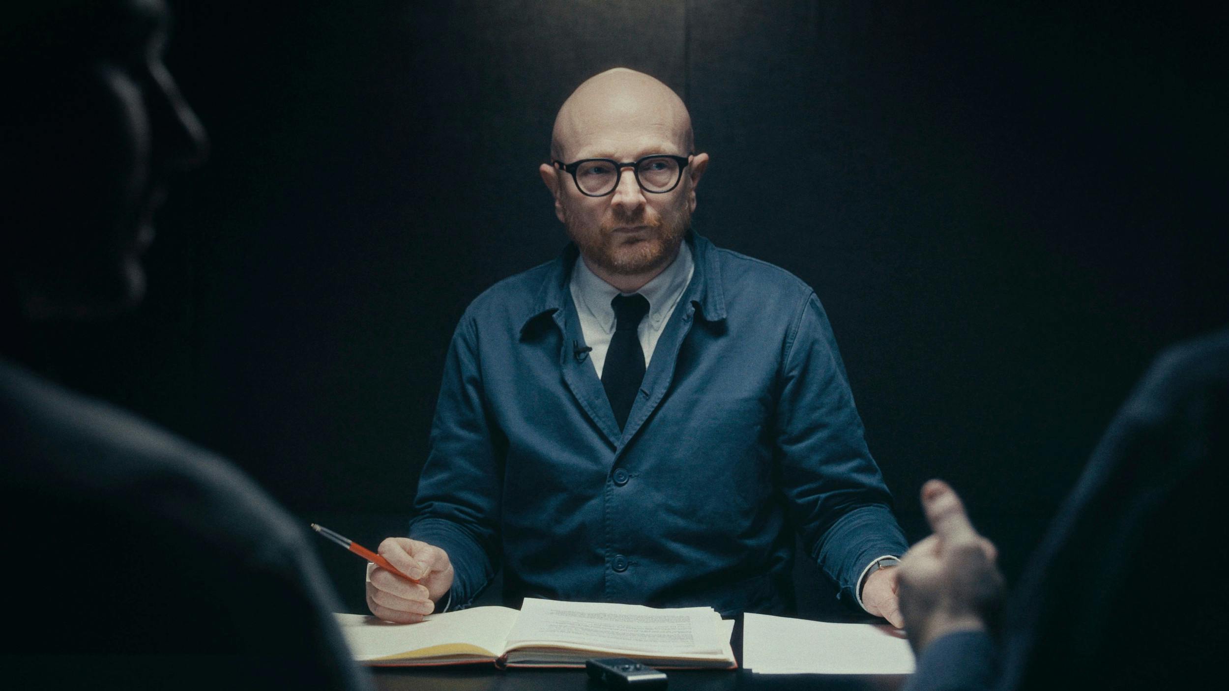 Næsten to millioner danskere har set Mads Brüggers nye dokumentar ”Den Sorte Svane”, hvor han forsøger at holde styr på muldvarpen Amira i den kriminelle underverden.