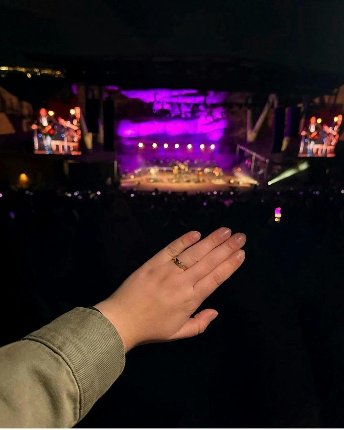 – Han havde fundet den perfekte ring, fortæller Julia Sofia om sin forlovelsesring med to uslebne diamanter.