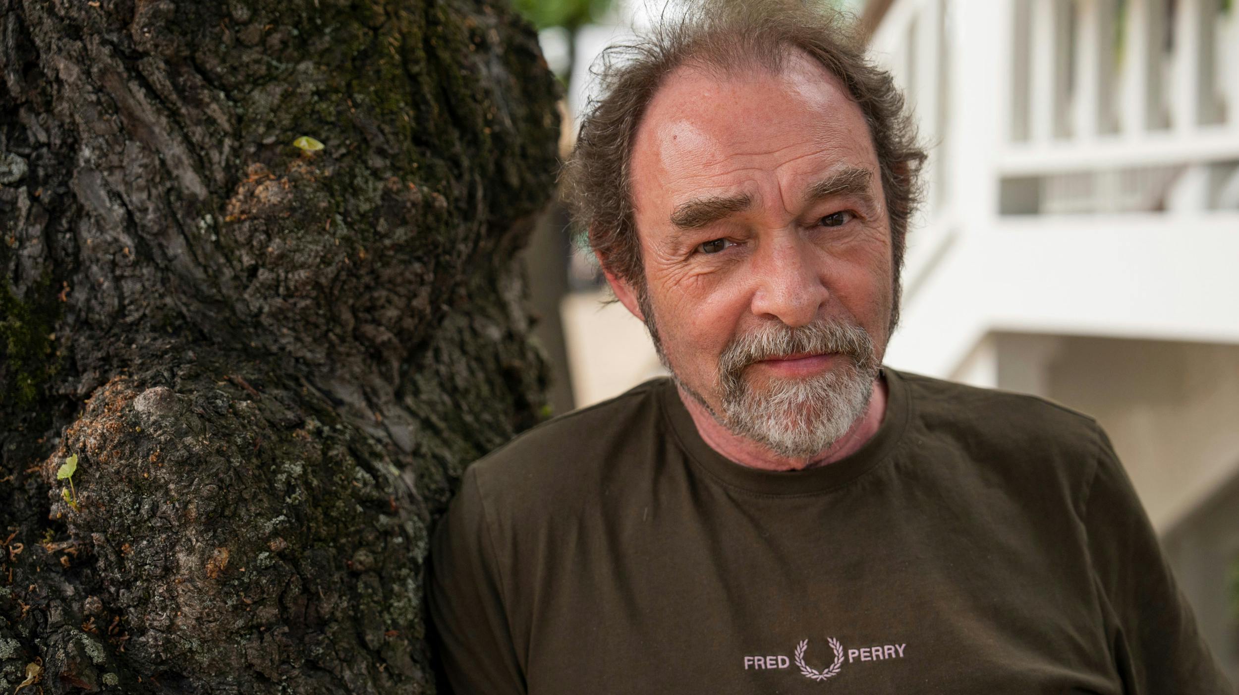 Filminstruktør og manuskriptforfatter Martin Miehe-Renard, 67, bærer sin afdøde søn Olivers ring hver dag.