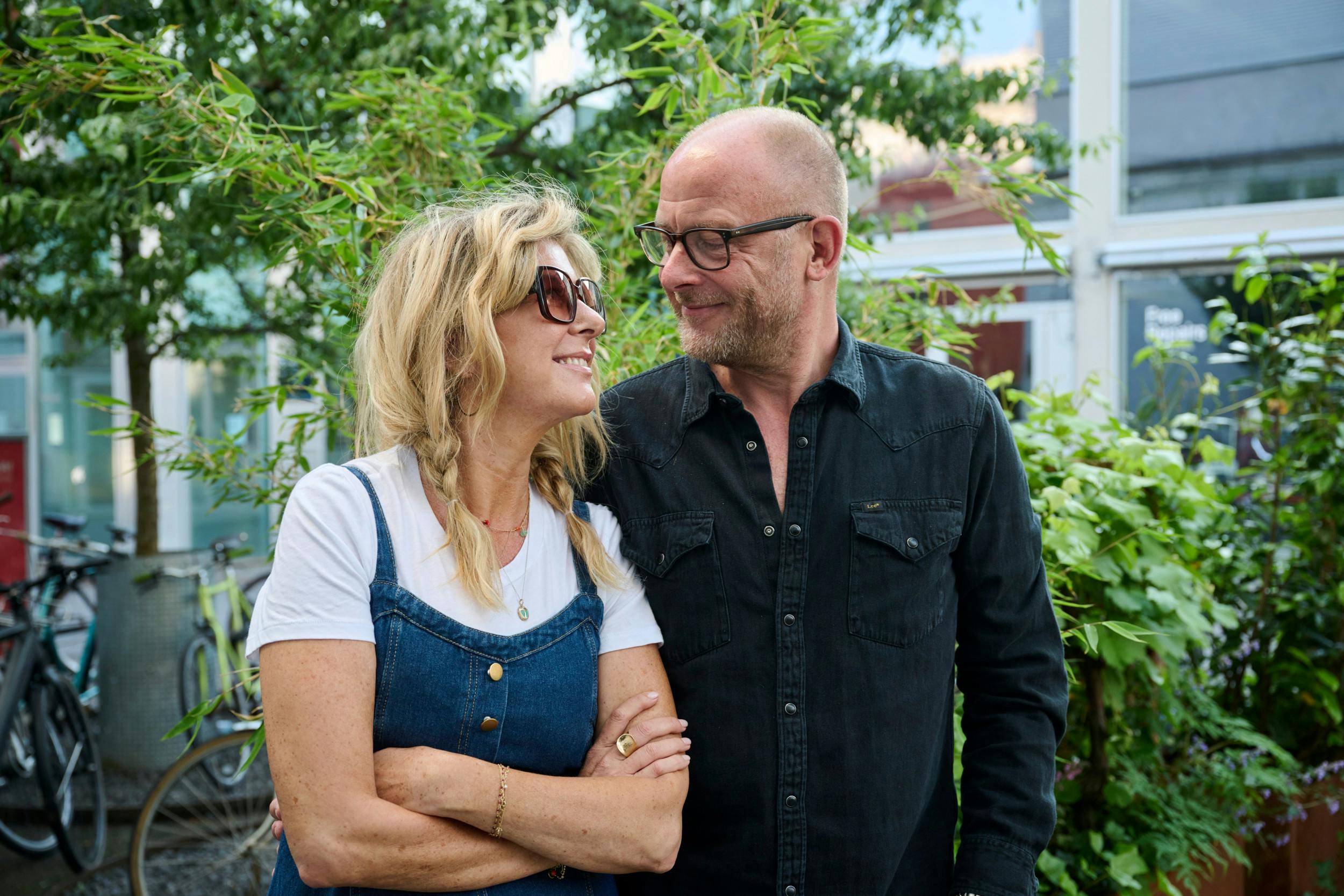 Det er Paprikas bror, Nikolaj Steen, 57, som har instrueret serien.