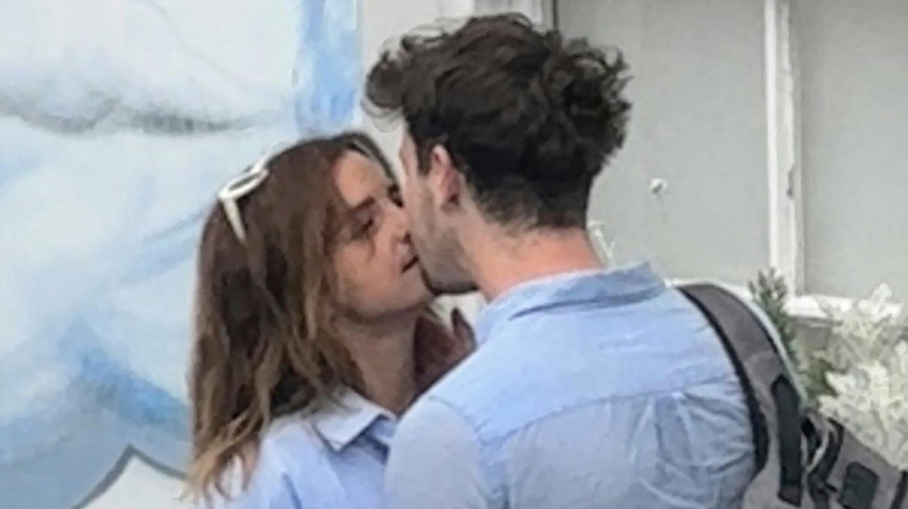 Kys mig! Emma Watson prøver ikke at skjule, at hun er vild med Kieran Brown.