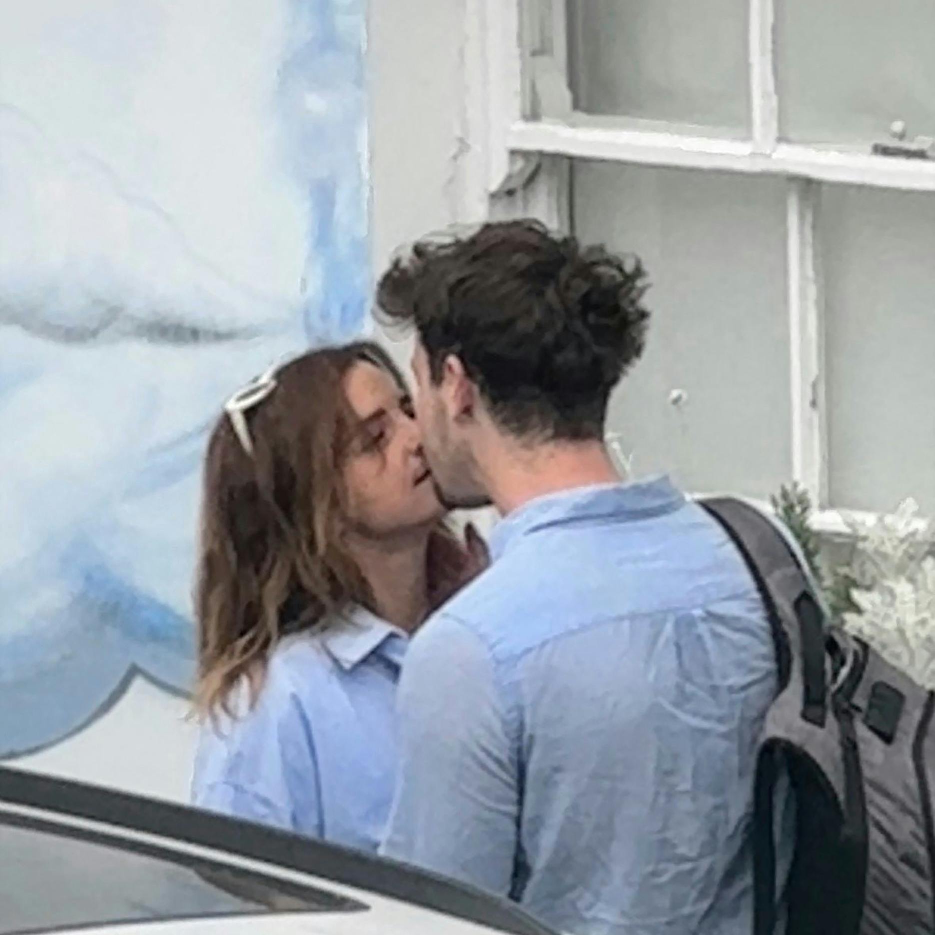 Kys mig! Emma Watson prøver ikke at skjule, at hun er vild med Kieran Brown.