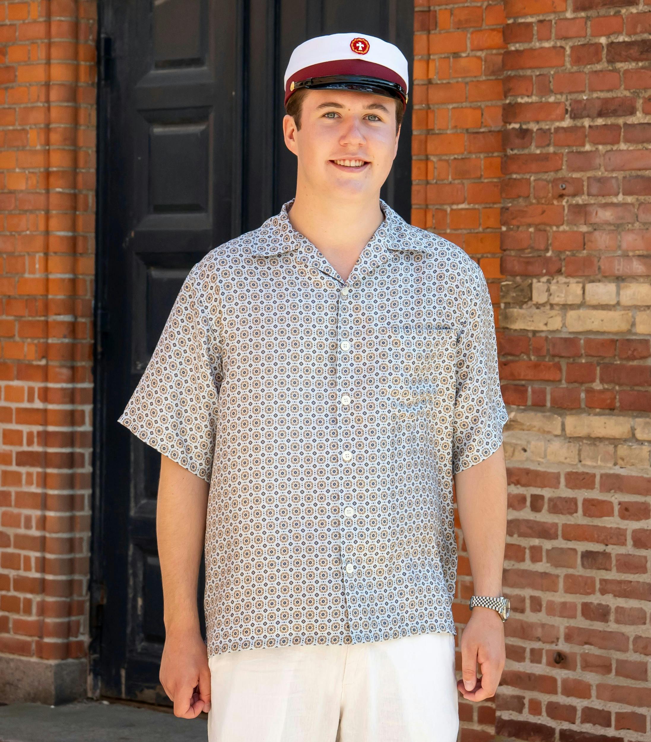 Jetsetteren Christian vakte debat, da han efter endt gymnasietid troppede op i denne Prada-skjorte til 11.600 kroner.