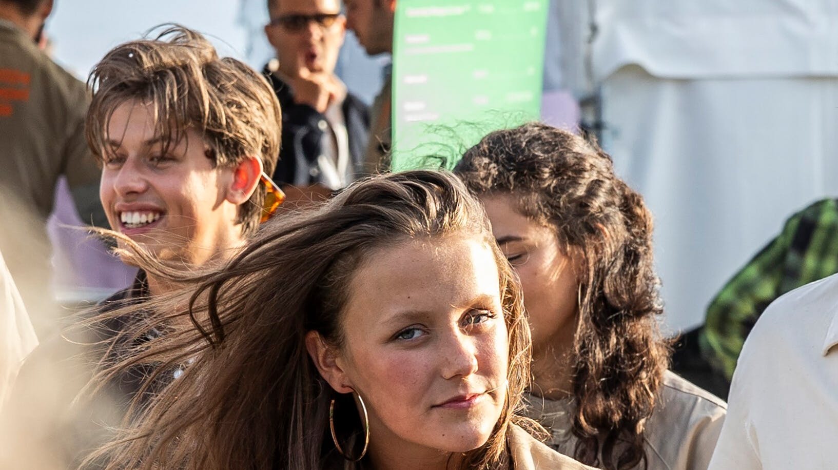 Med Kattegat blot et ølskvulp fra scenerne havde den royale festivalgæst sit hyr med holde styr på de løsslupne lokker i den friske sommervind.