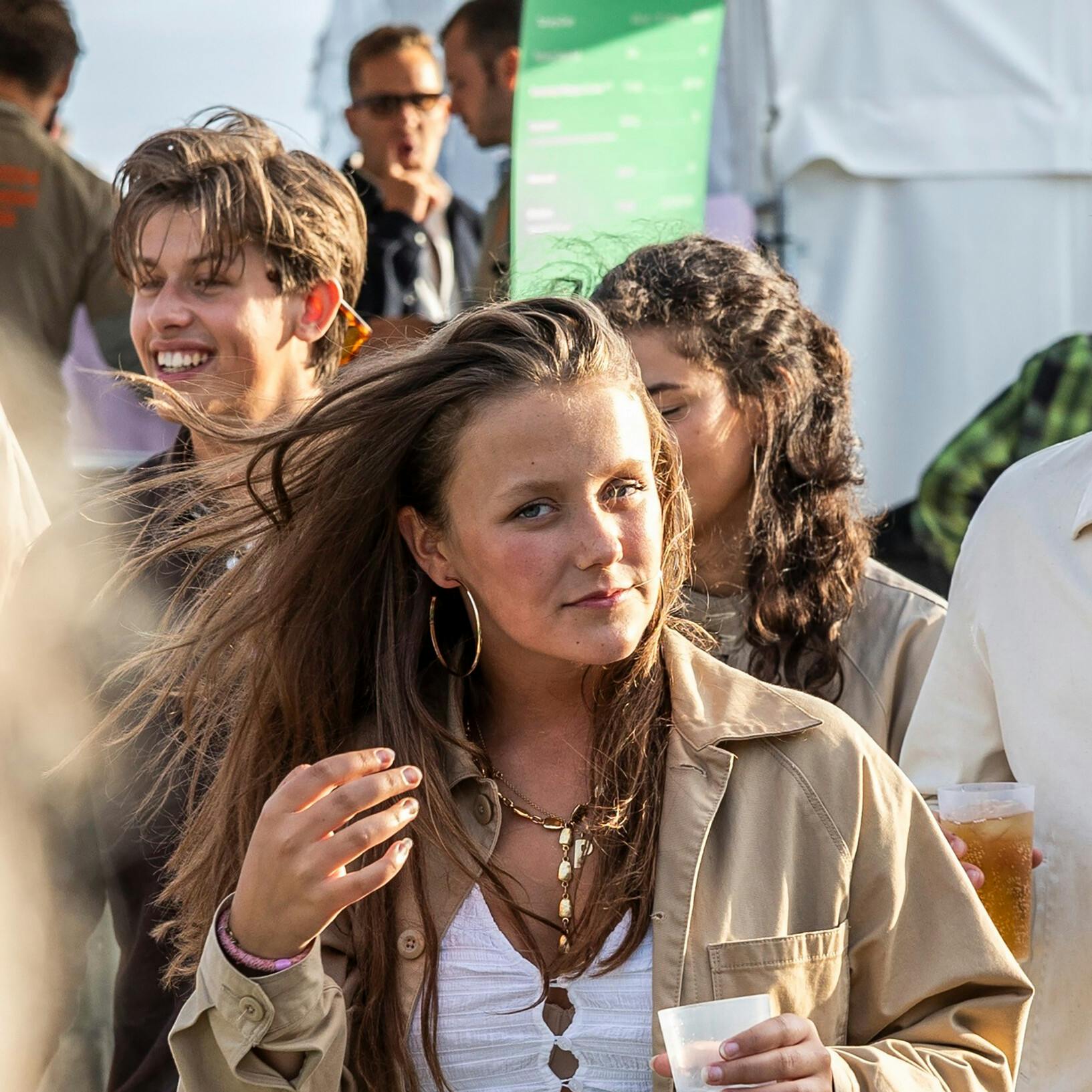 Med Kattegat blot et ølskvulp fra scenerne havde den royale festivalgæst sit hyr med holde styr på de løsslupne lokker i den friske sommervind.