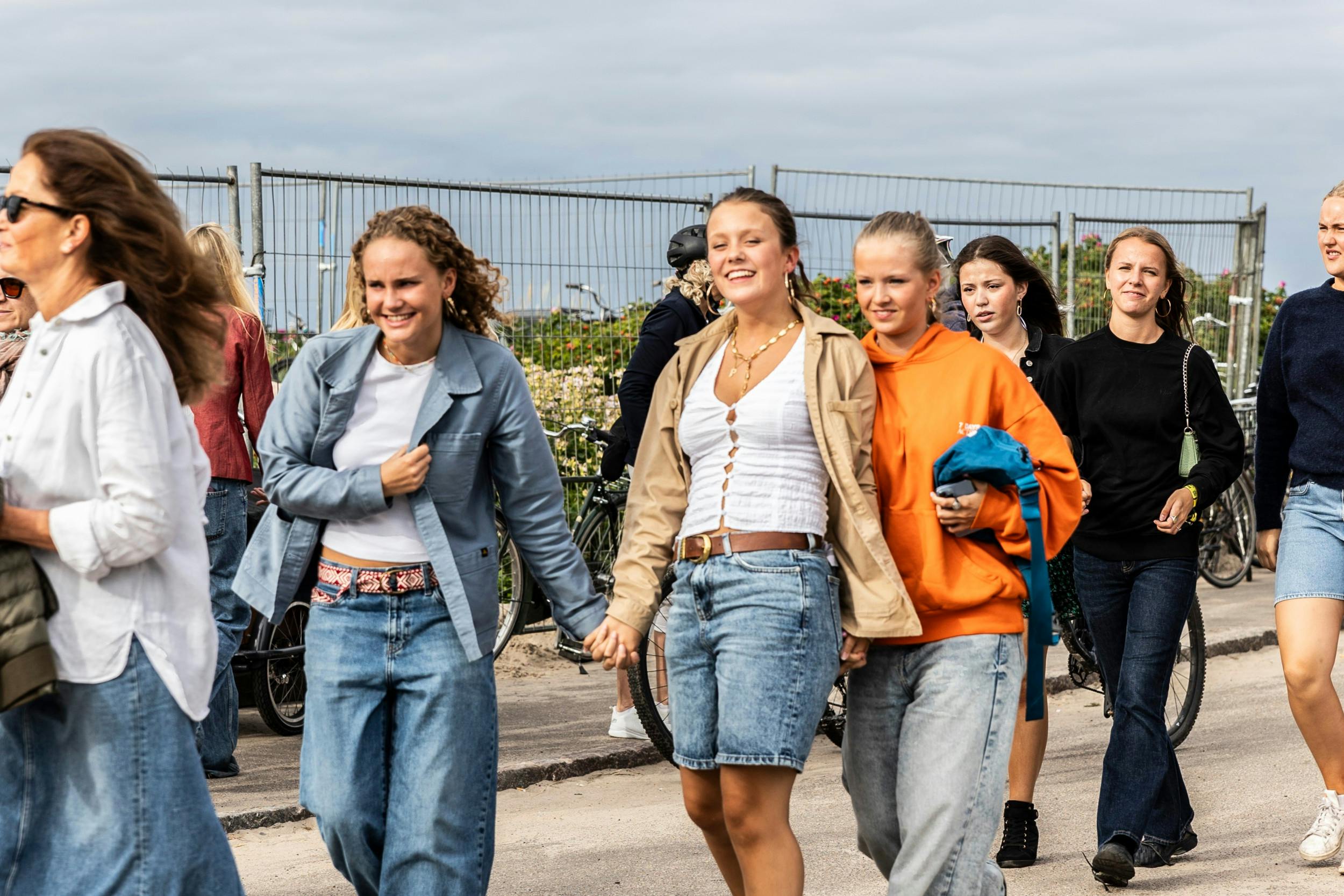 Prinsessen gjorde sin entré på festivalen hånd i hånd med to veninder – og det var tydeligt at se, at trekløveret glædede sig til en festlig aften.