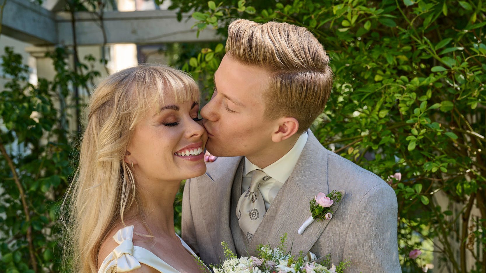 Møs! Kærligheden lyste ud af Jenna, 36, og Albert August Harson, 22, da de sagde ja til hinanden.