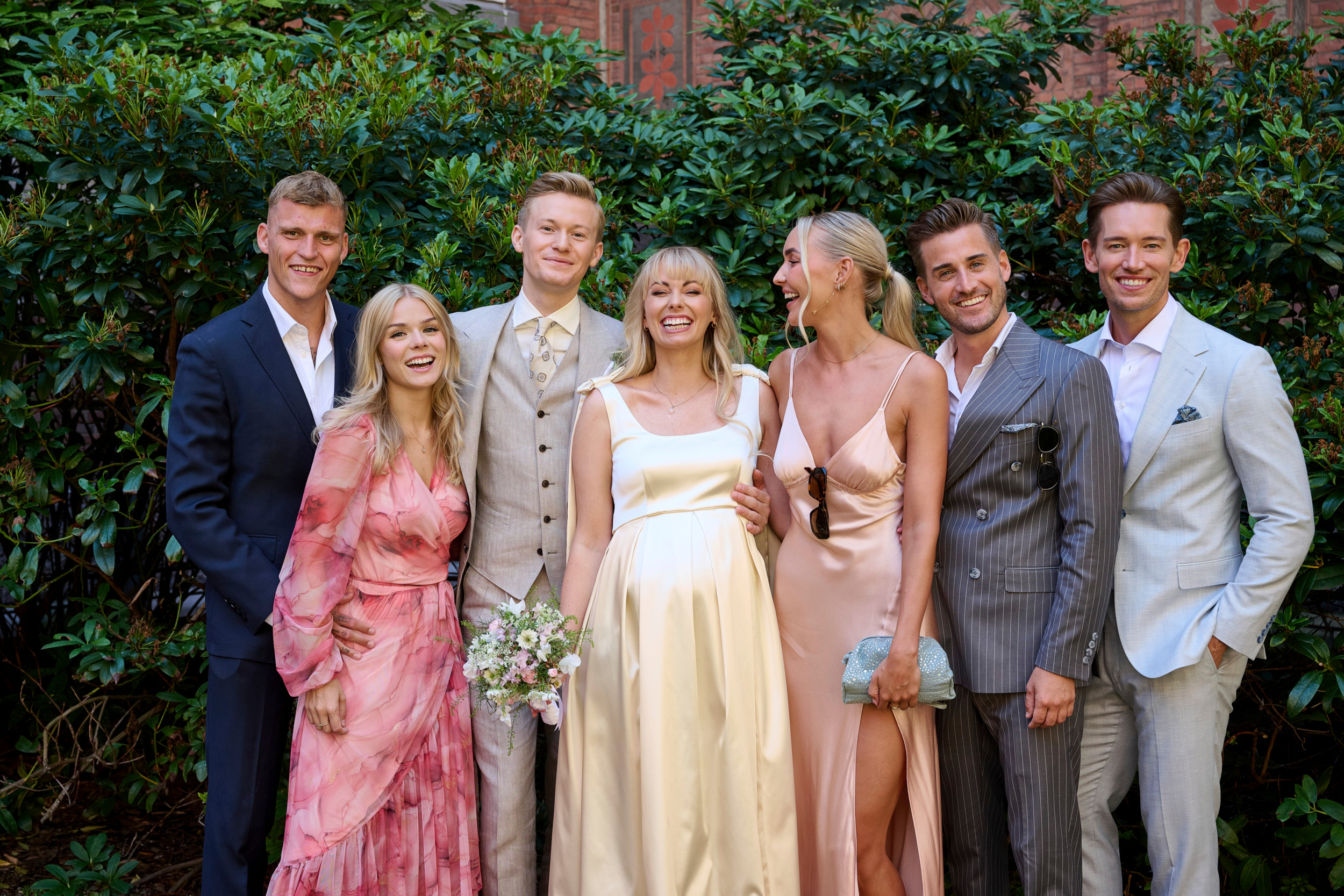 Sebastian Bull, 28, og hans kæreste, Asta Björk, 26, Mille Funk, 33, Frederik Haun, 33, og hans bedre halvdel, Morten Kjeldgaard, 39, var alle med til at fejre Jenna, 36, og Albert Harson, 22, på deres store dag: – I går var fuldstændig magisk! Tak Albert og Jenna for at inspirere alle os andre med jeres kærlighed, skrev Sebastian Bull efter brylluppet på Instagram.