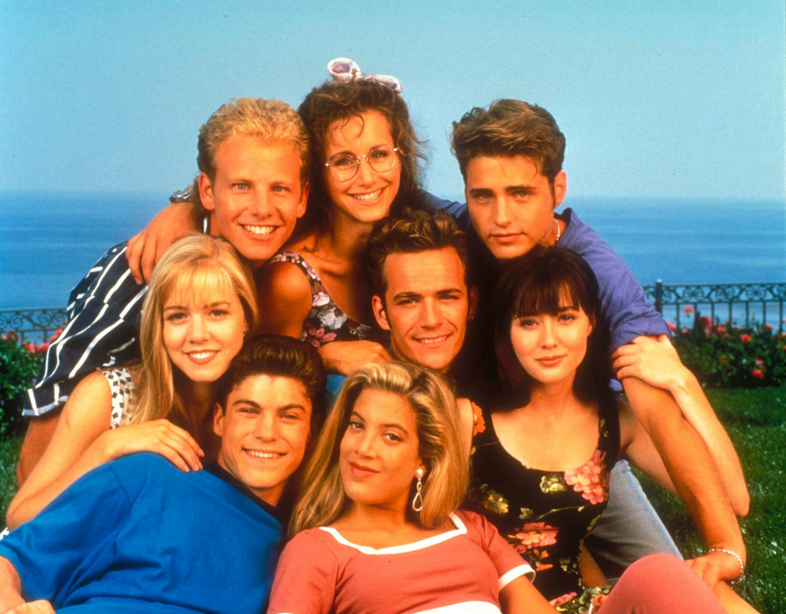 Enhver serieelsker med hang til venskab, intriger, skandaler og kærlighed må have ”Beverly Hills 90210” øverst på listen. Da serien kom i 1990, gik der ikke længe, før den blev et hit verden over. Ikke mindst i Danmark, hvor TV 2 Echo fortsat genudsender ungdomssoapen med Andrea, Steve, Kelly, David, Donna, Dylan, Brandon og Brenda.