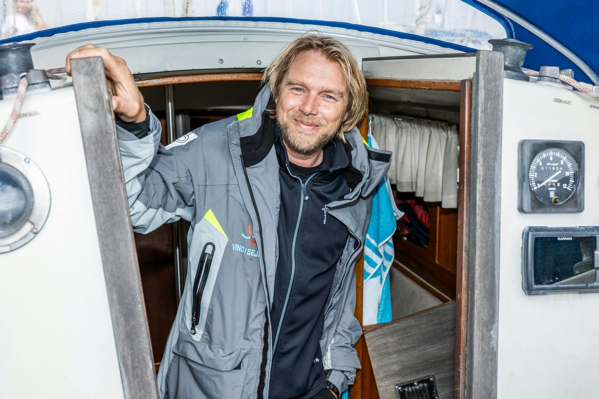 Velkommen om bord! Felix har fået halvpart i sin onkel 26-fods sejlbåd ved navn Magda, som tilfældigvis er årgang 76 ligesom værten.