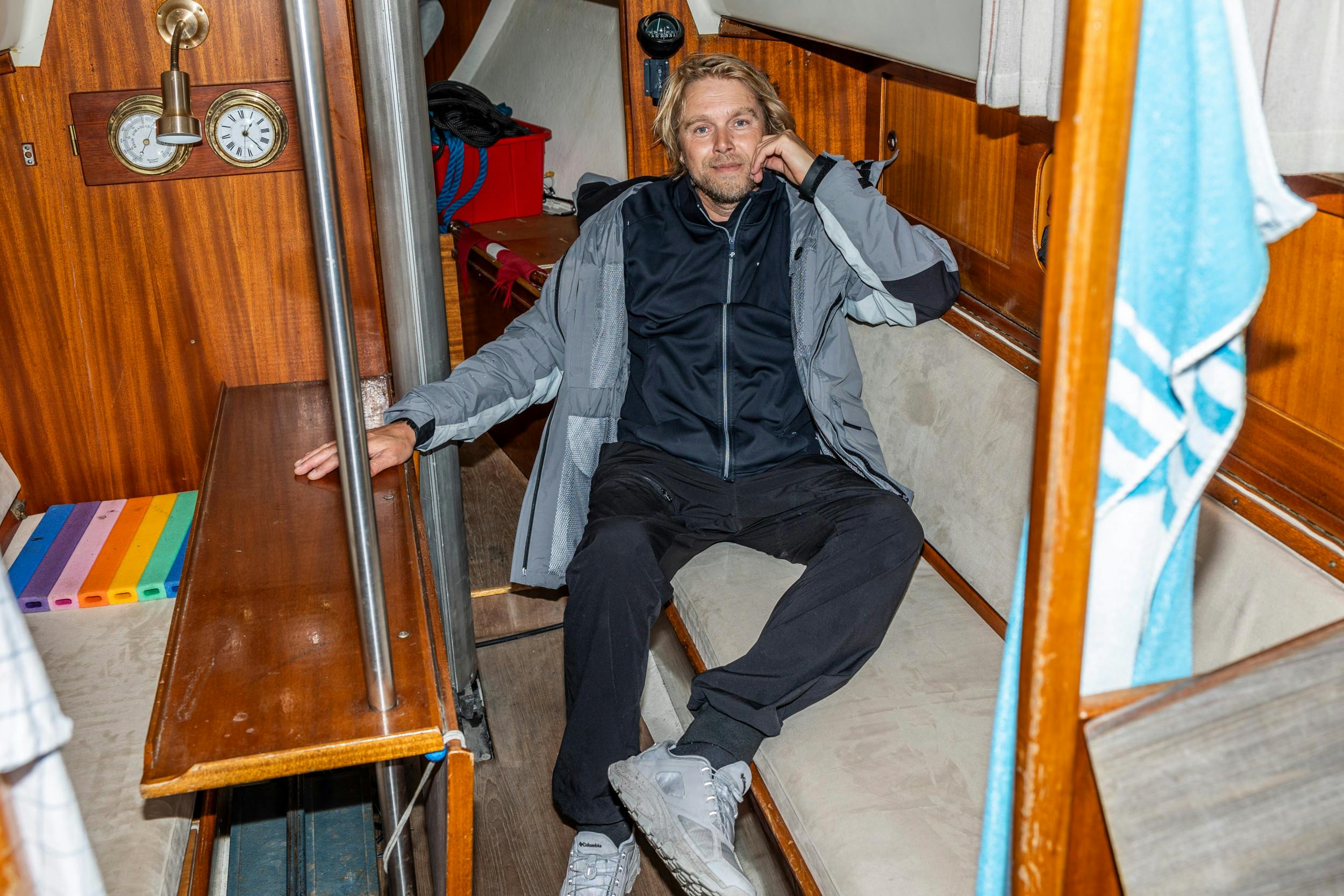 Der er trangt i kahytten, men Felix regner med at skifte til en større og mere rummelig båd.