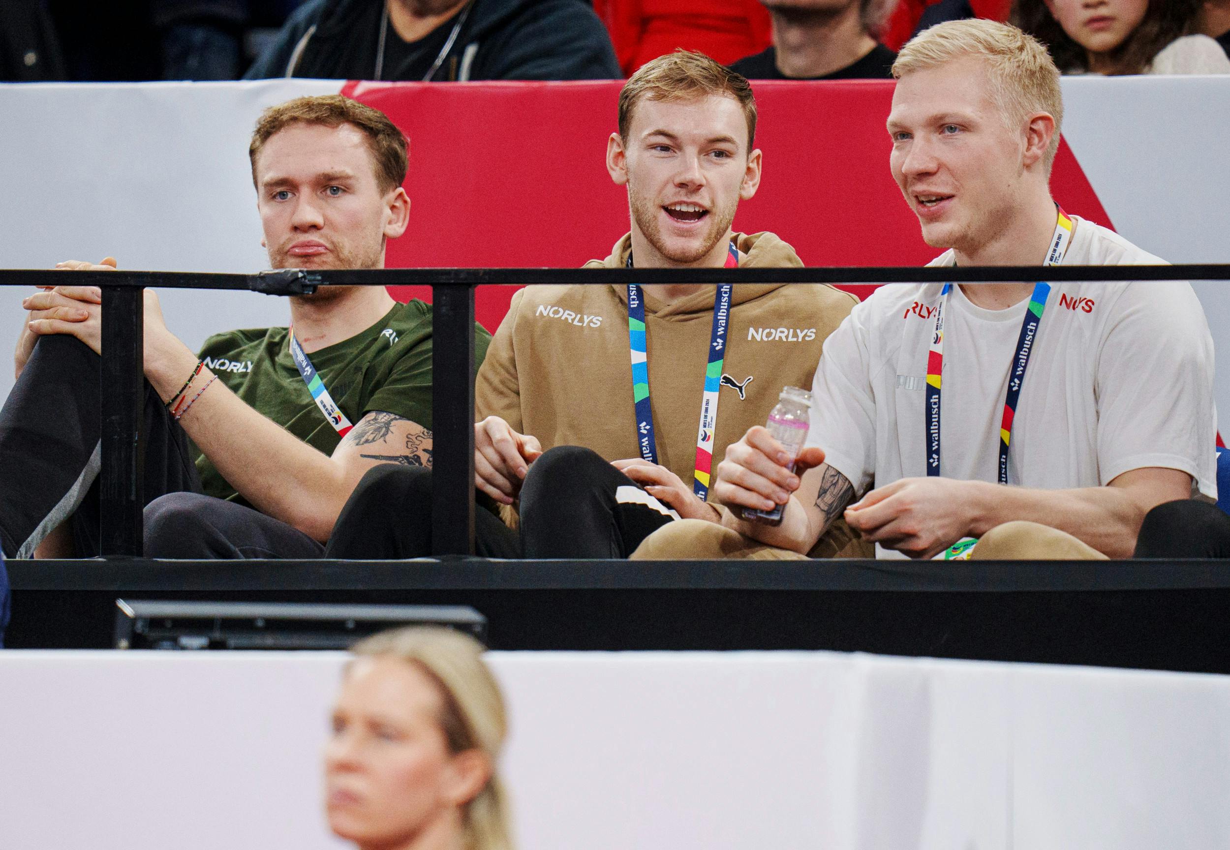 Også når kampen er fløjtet af, hænger Simon Pytlick og Mathias Gidsel – og her Magnus Saugstrup – ud sammen.