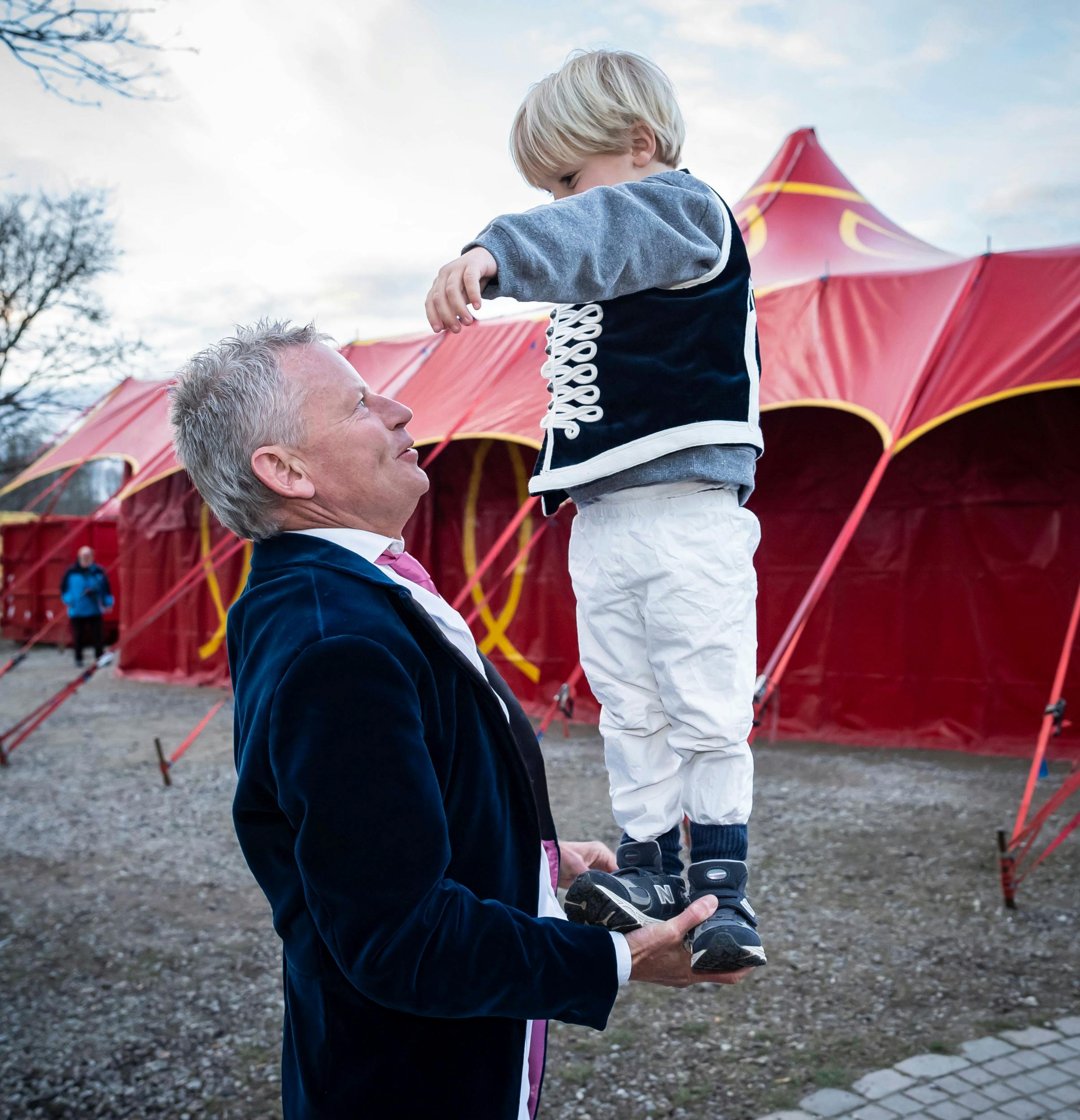 Alfred elsker at være med far på tur med cirkus – og kan også selv lave lidt kunstner.