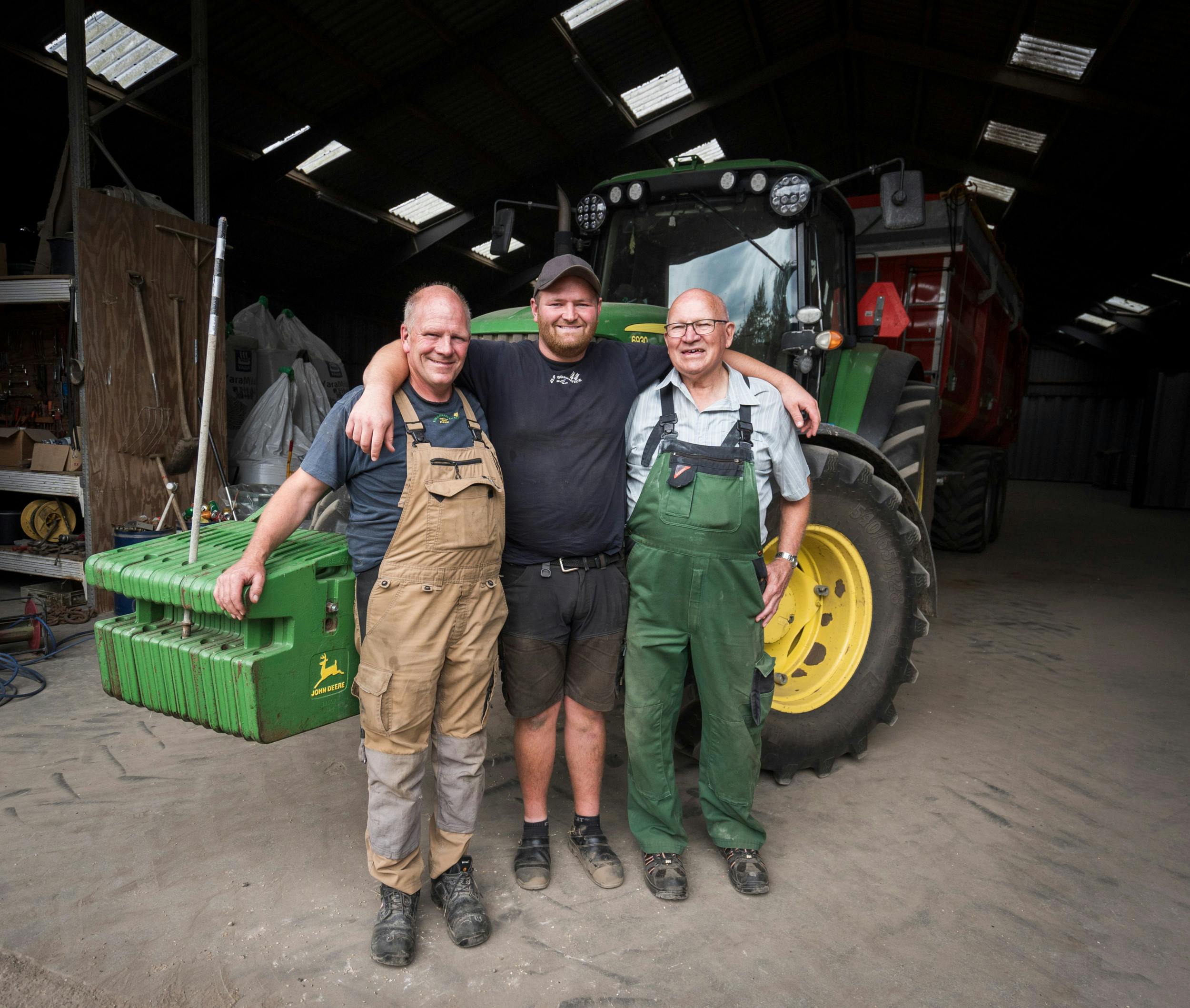 Tre generationer af landmænd. Jacob overtog for to år siden sin farfars gård, og den ligger kun 10 kilometer fra hans barndomshjem, hvor hans far driver landbrug. Her er han med sin far, Carsten, og sin farfar, Marius.