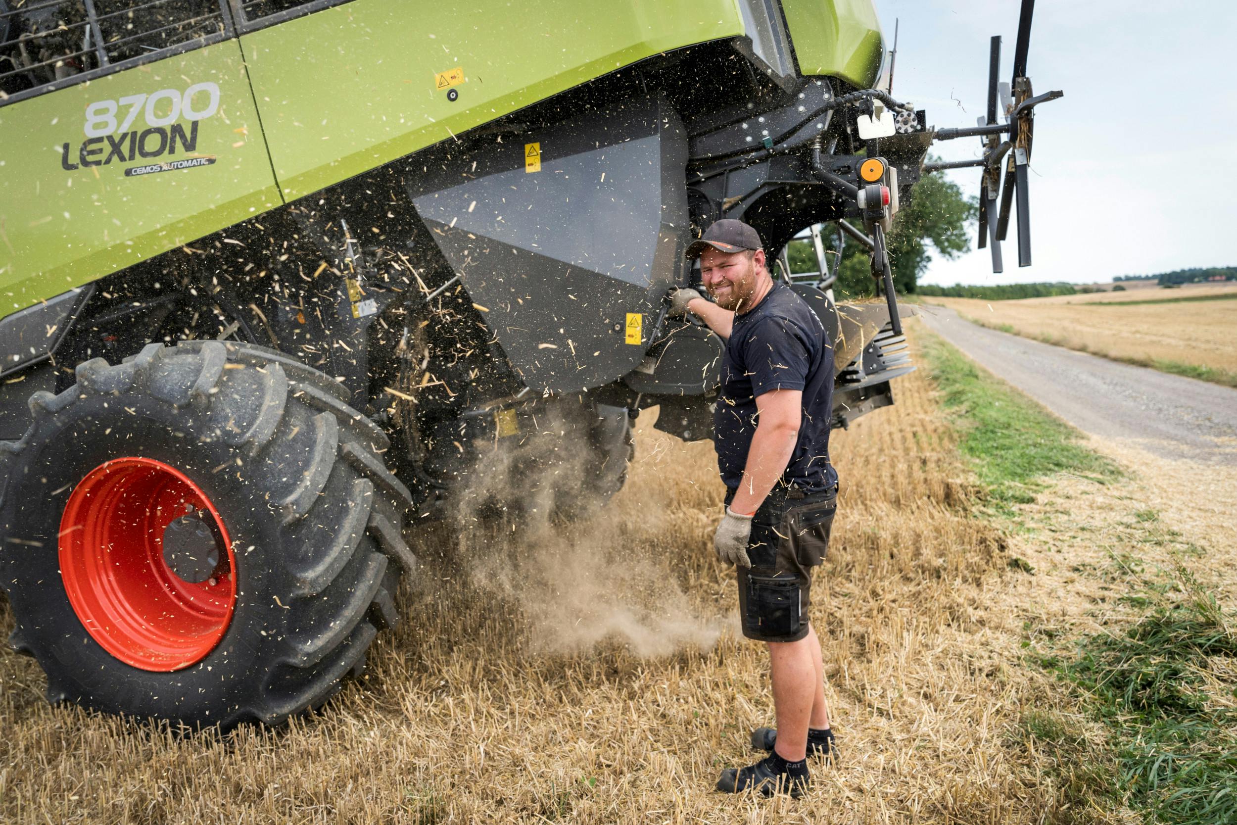 Selv om Jacob i høstsæsonen har nogle lange dage, så er han aldrig langt væk: – Jeg kører rundt her og gården er lige der, jeg er jo sjældent langt væk hjemmefra.