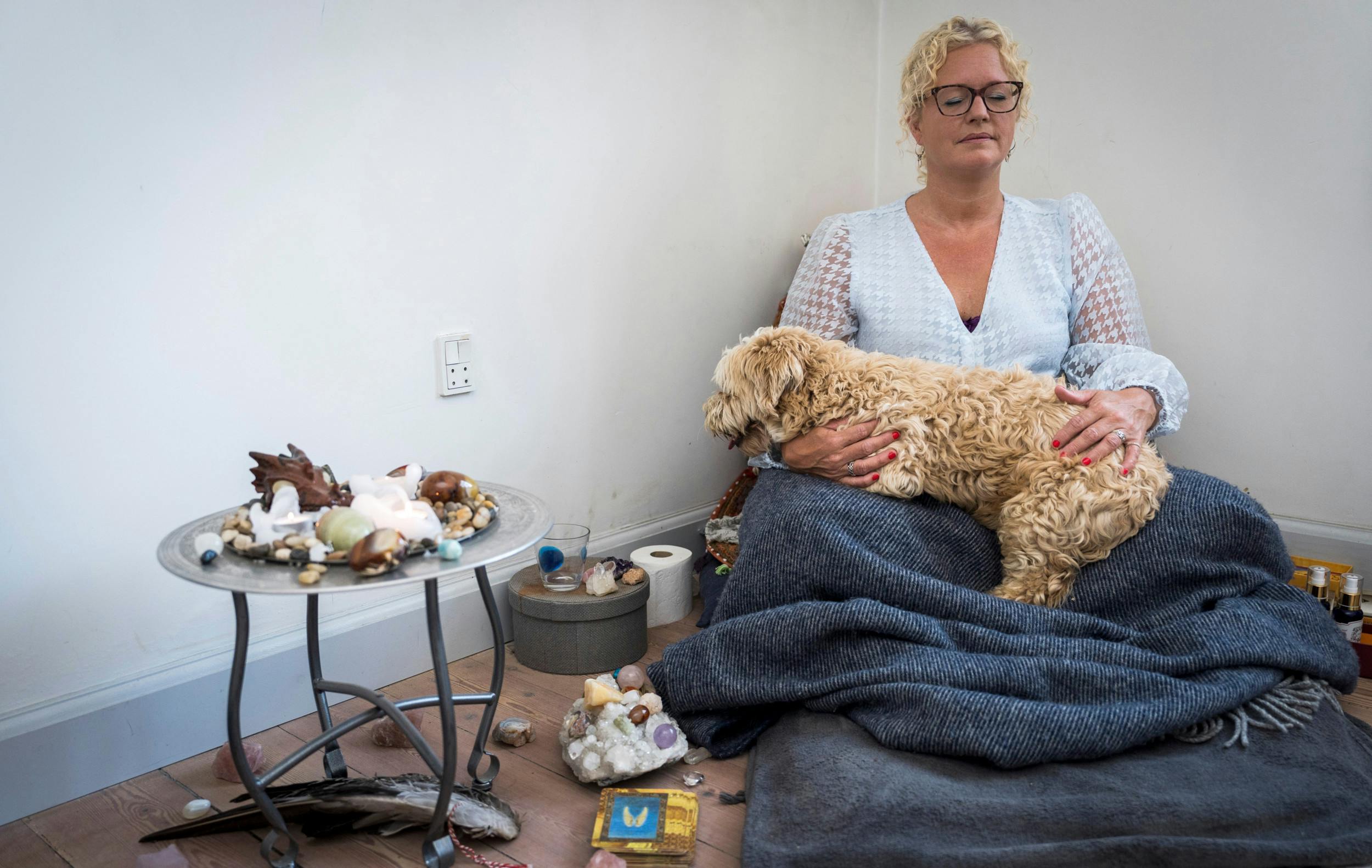 – Jeg sidder her hver dag og mediterer, siger Helle, der ofte får selskab af hunden Albert.