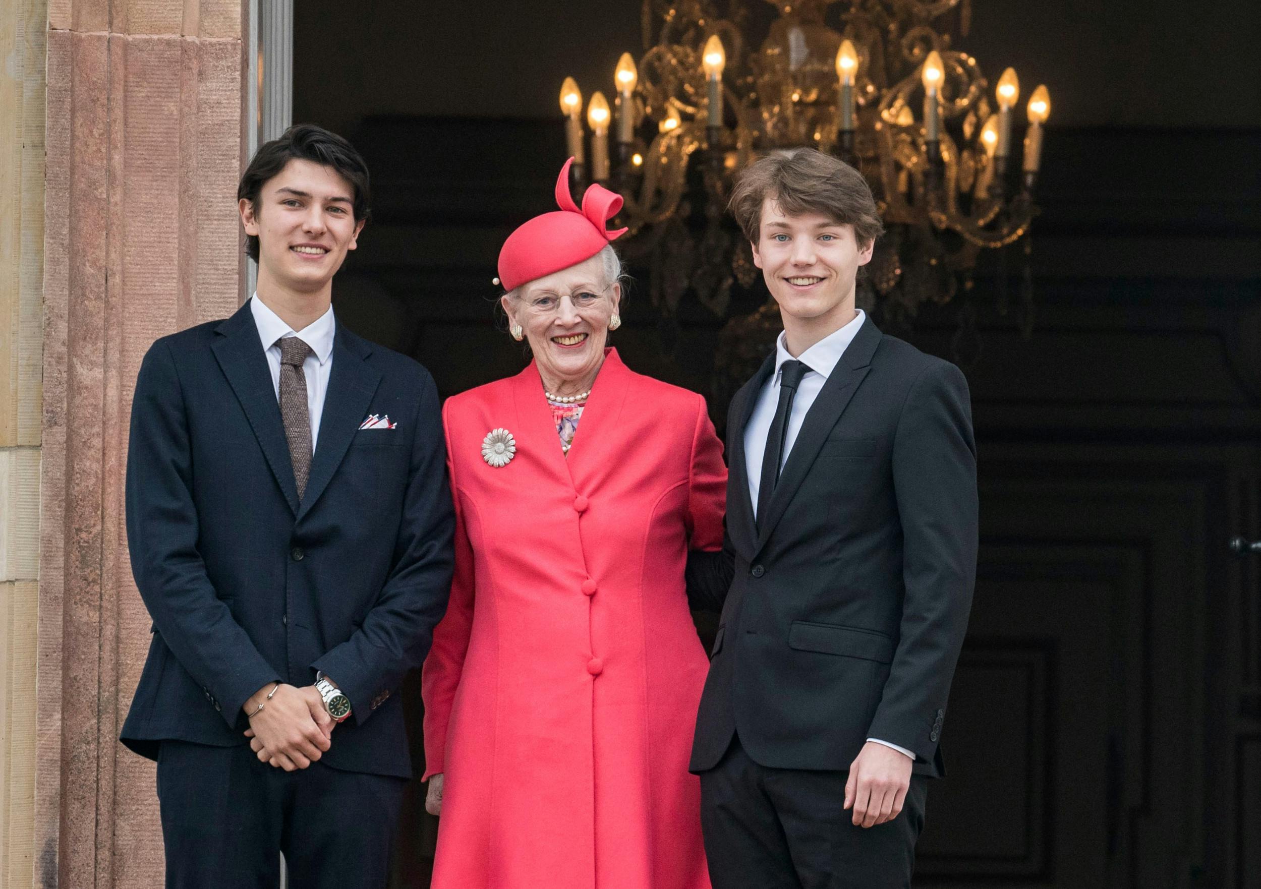 Med et snuptag fjernede farmor Margrethe børnebørnene Nikolai s og Felix’ prinsetitler. Da de ikke er en del af Kongehuset, har de ingen kongelig immunitet og kan straffes for lovbrud.