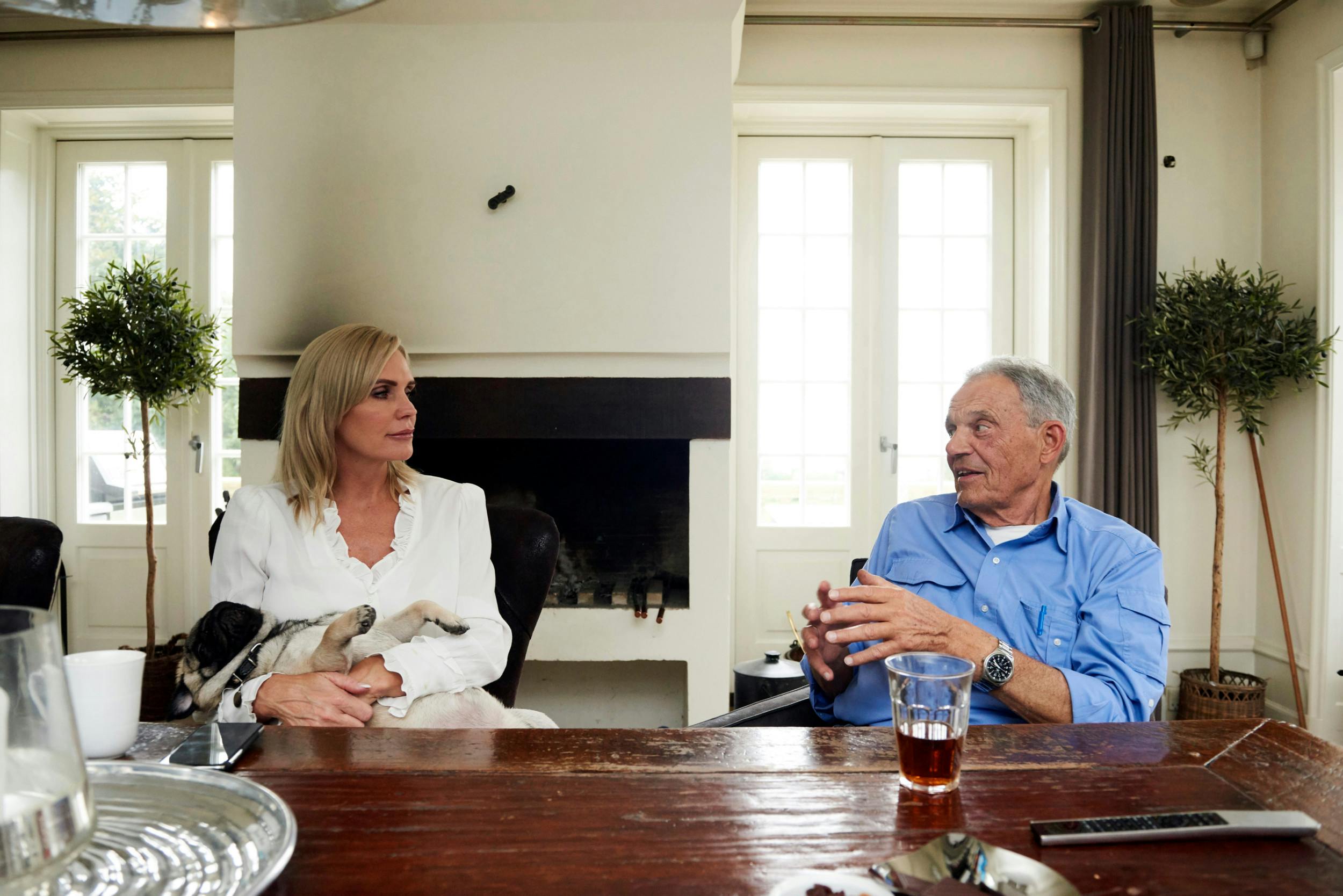 Den økonomiske situation kan betyde, at Janni meget gerne vil forhandle for at få en pose penge med på vejen ud af døren, for der er underskrevet en ægtepagt.