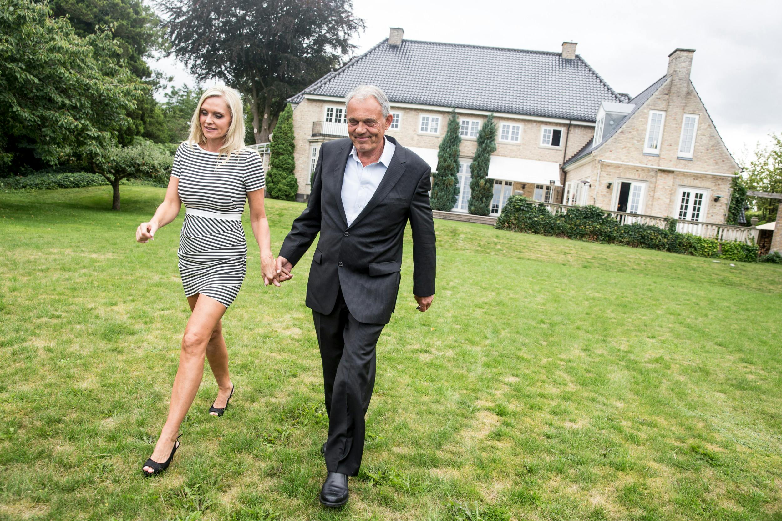 Janni , 54, og Karsten Ree , 79, foran hans gigantiske hus med udsigt over Øresund. Nu er skal hun finde på plads i en ny hverdag uden ham.