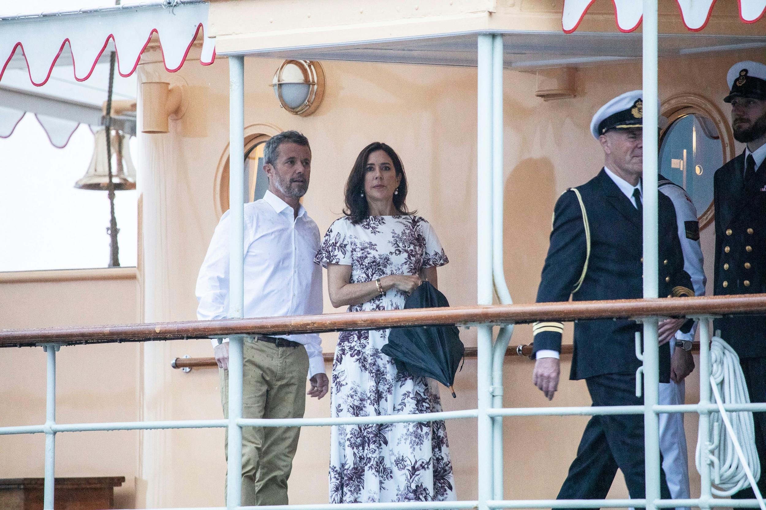 I sine taler er han for klimahandling, men når han forlader podiet og stiger ombord på kongeskibet, er Frederik en af de største klimasyndere.