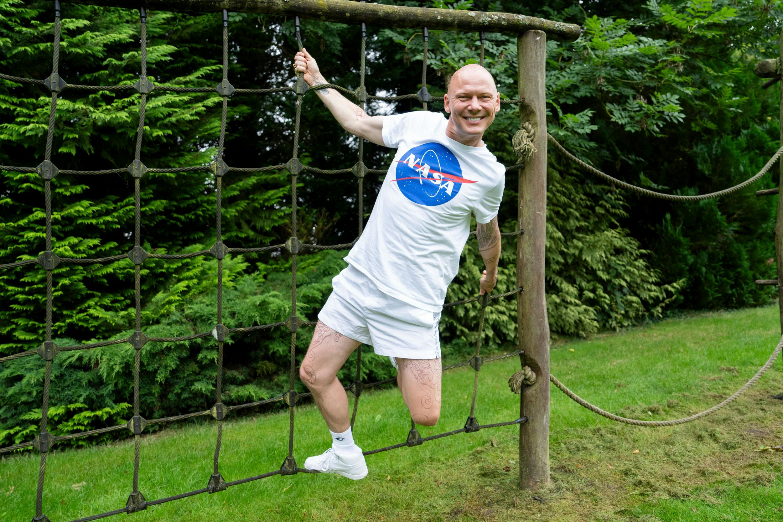 Det er også meningen, at børnene skal udfordre sig selv fysisk i den enorme have omkring slottet.