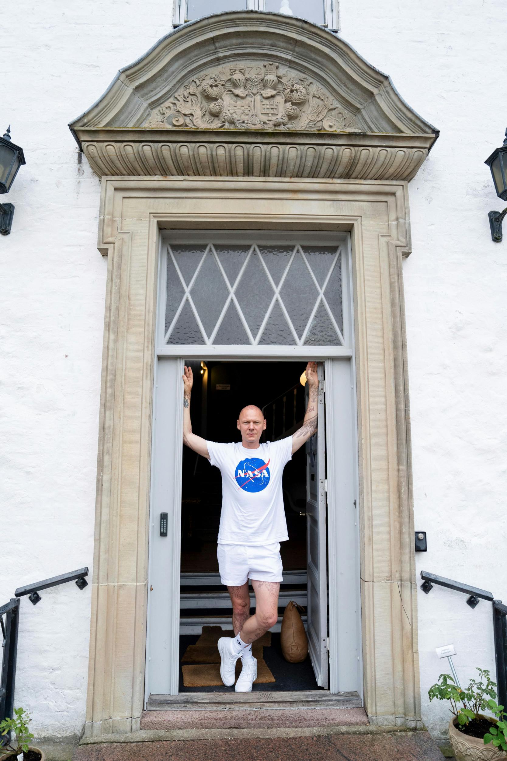 Hoveddøren ligner ikke noget fra den lokale folkeskole.