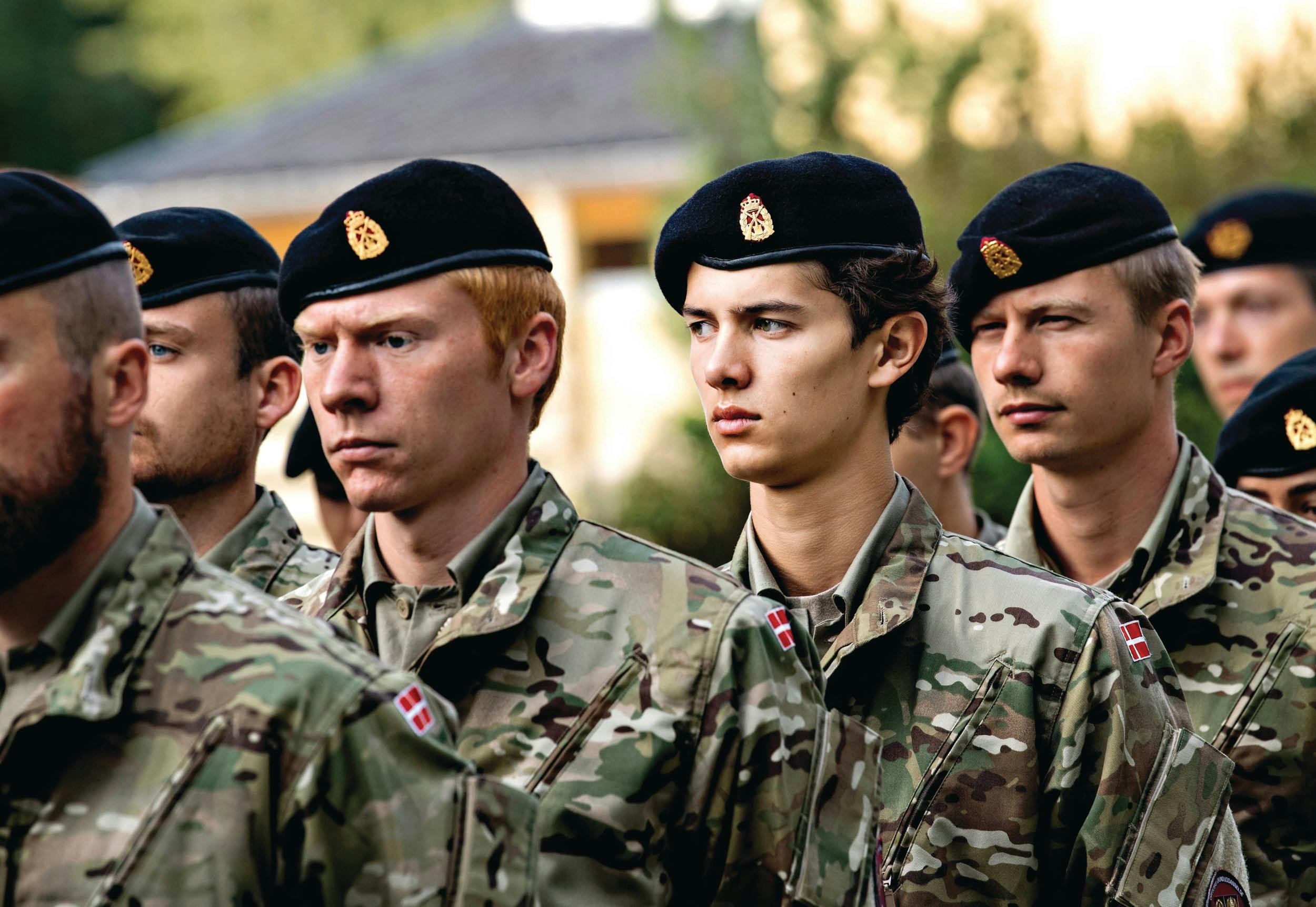 To måneder i trøjen blev det til, før Nikolai bedyrede, at militæret ikke var noget for ham. Dermed brød han med de kongelige traditioner og gik i stedet sin egen vej.  
