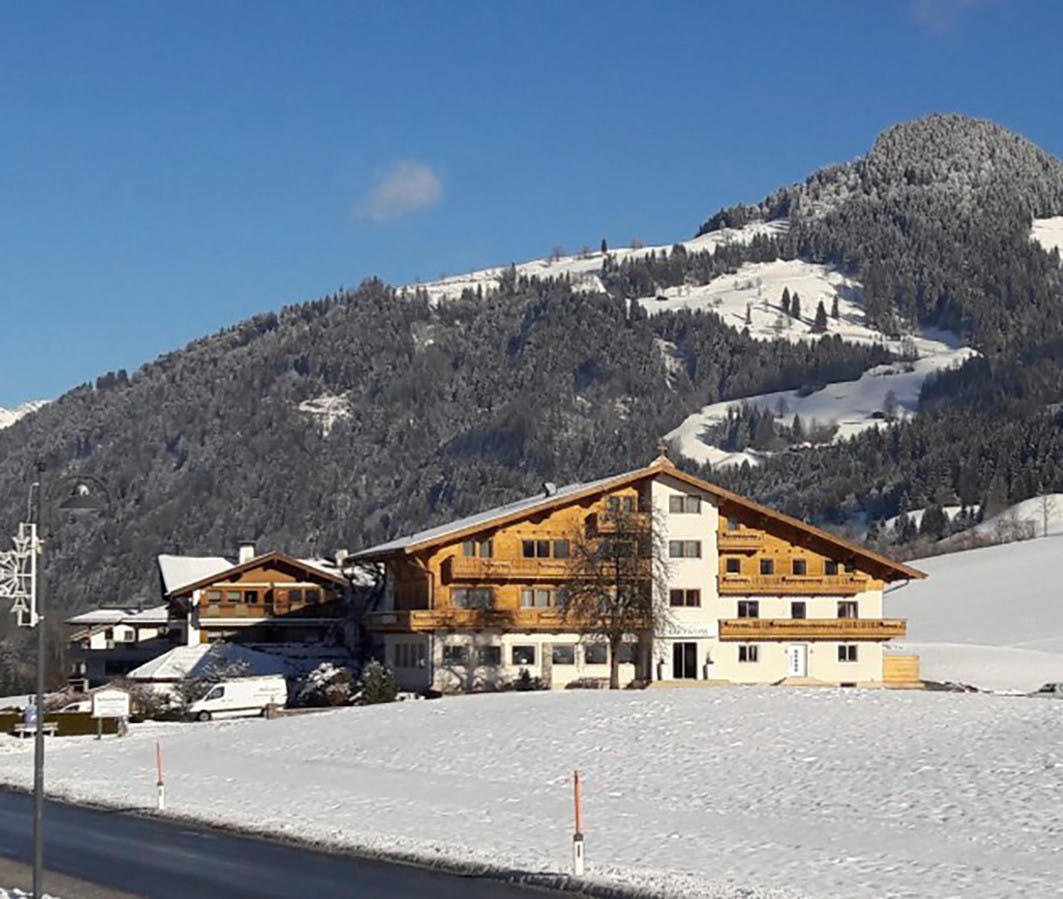 Hotellet ligger 1.000 kilometer fra den danske grænse, men det er også nemt at komme dertil med fly eller tog. Og så er det bare at spænde skiene fast.