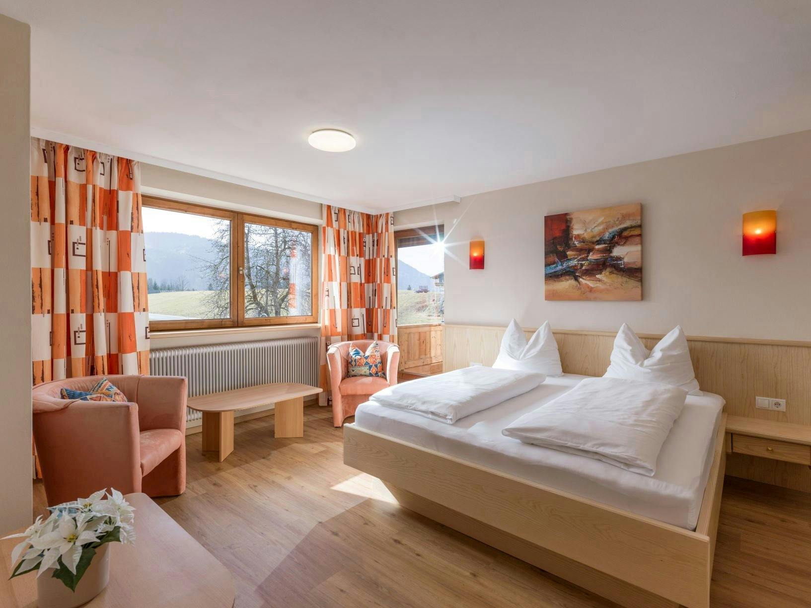 Hotellet har plads til 55 overnattende gæster – i værelser, der kan rumme op til otte personer.