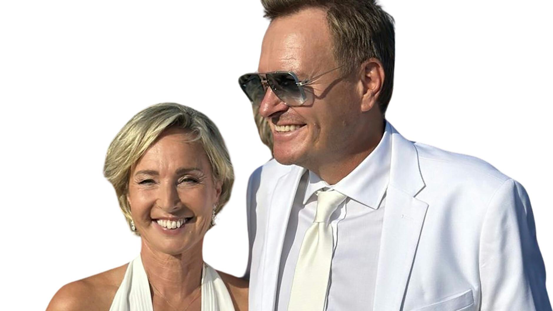 Natasja Crone , 54, og Rasmus Tantholdt , 50, var helt i hvidt, da de holdt bryllupsfest i det indre København med en lang række kendisvenner.