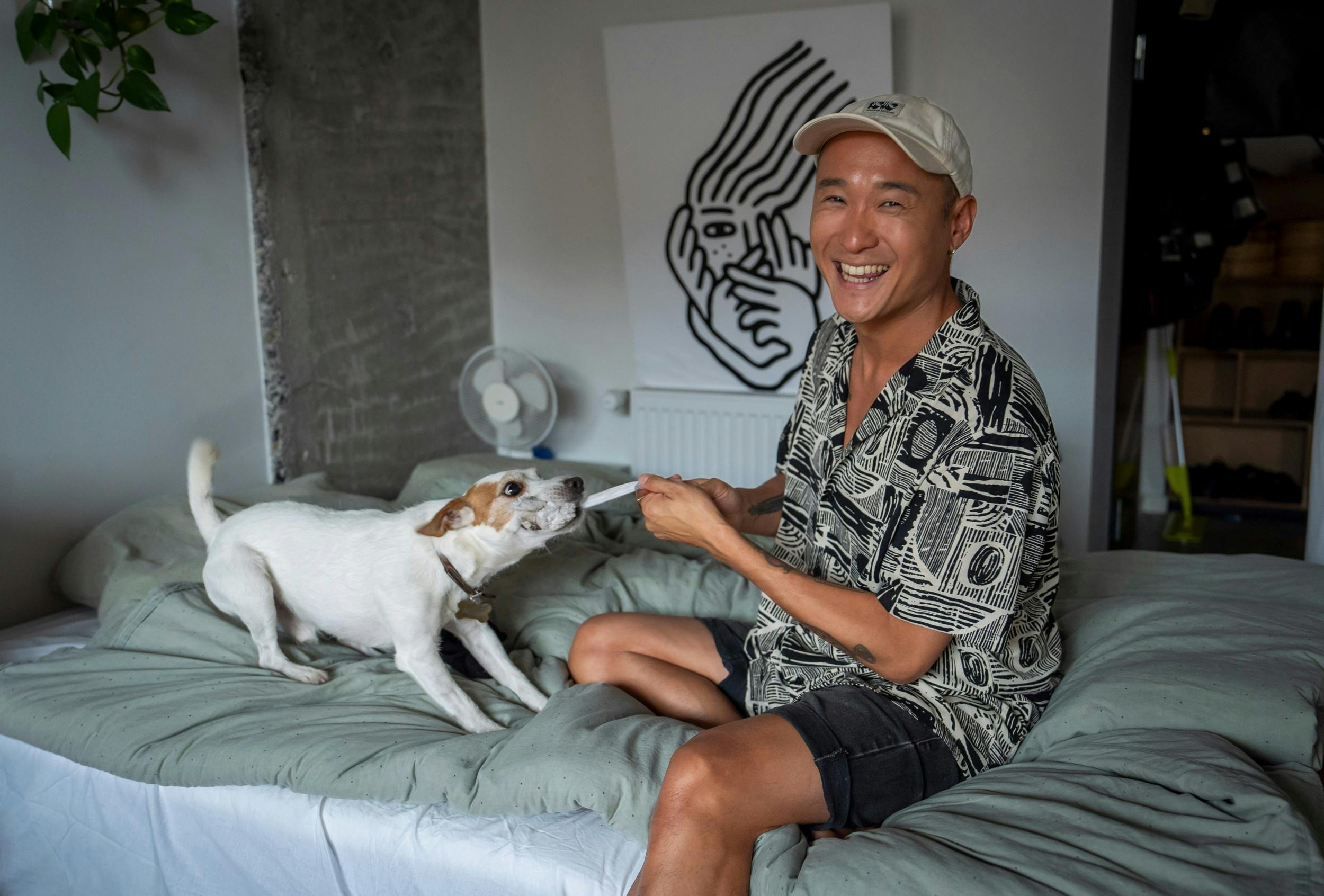 – Nelson er mit et og alt. Han er mit barn, siger han om sin ni år gamle hund, som Morten deler med sin eks. De boede sammen på Møn, inden de for godt tre år siden gik fra hinanden.