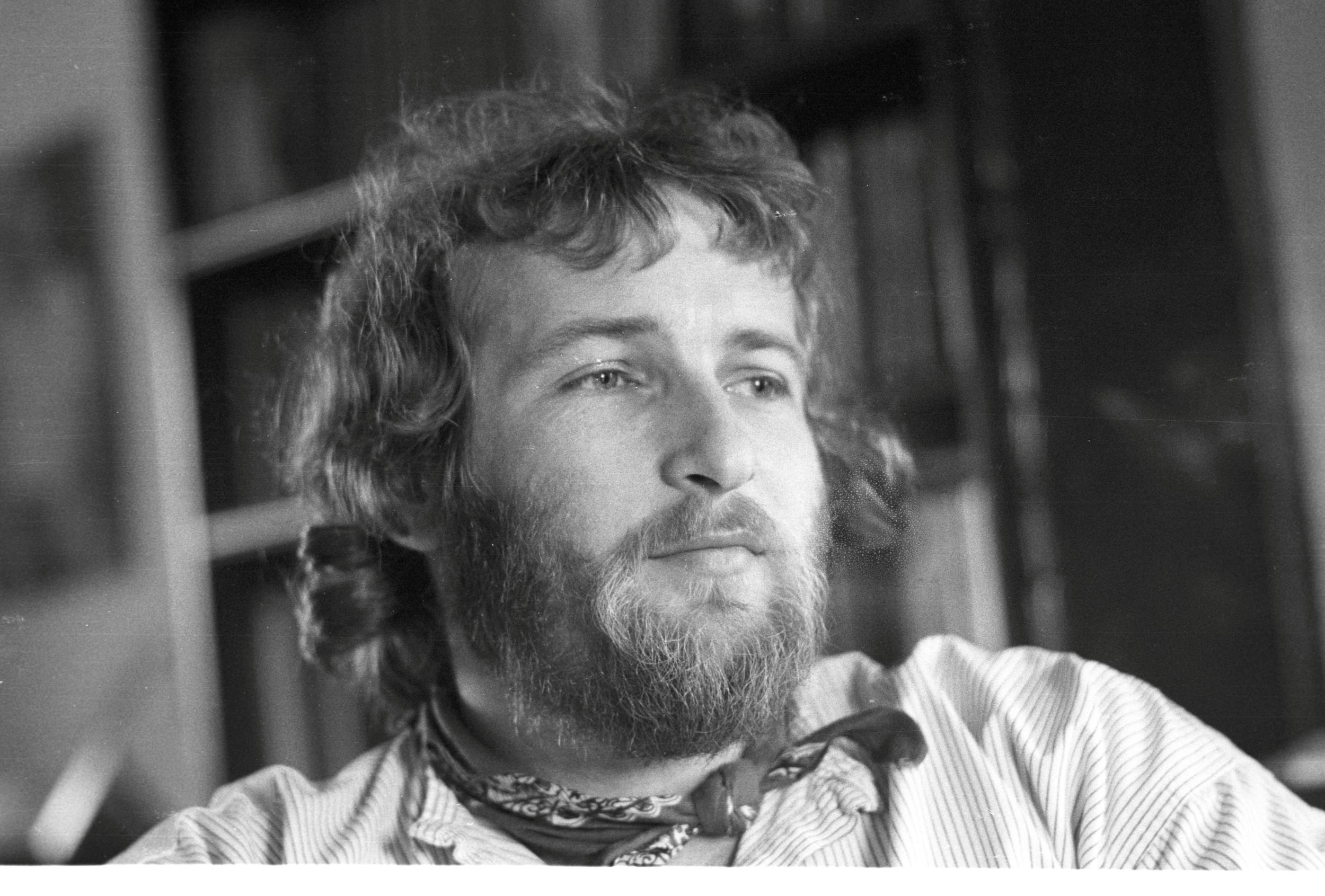 Han voksede op i Hirtshals som søn af en fisker og en hjemmegående mor. Hausgaard er læreruddannet, og siden begyndelsen af 1970'erne har han drillet danskerne med sine satiriske sangtekster.