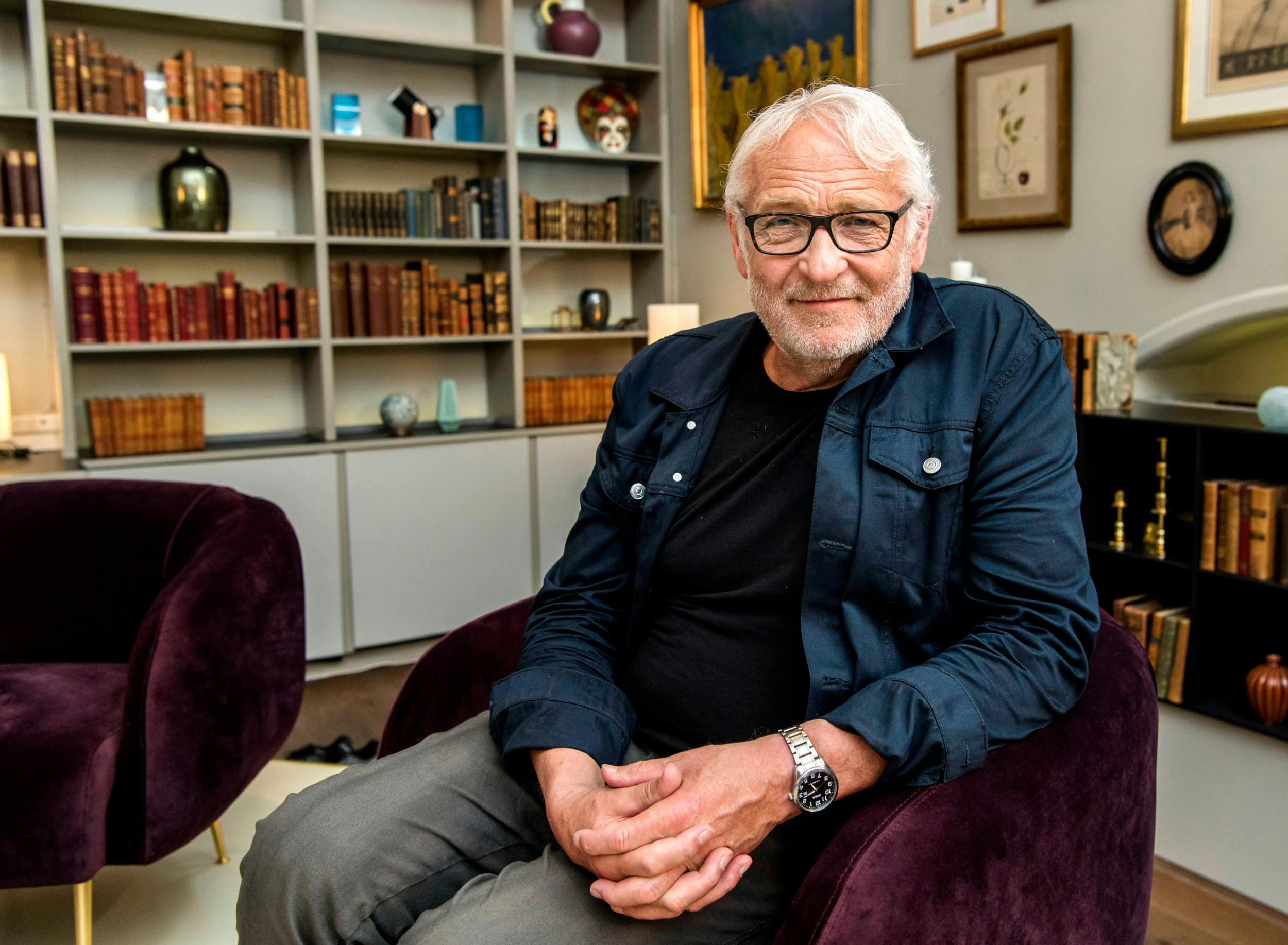 Udover sin musikkarriere har Hausgaard i mange år også været en meget populær gæst i TV 2-Charlies dilemma-talkshow ”Spørg Charlie”.