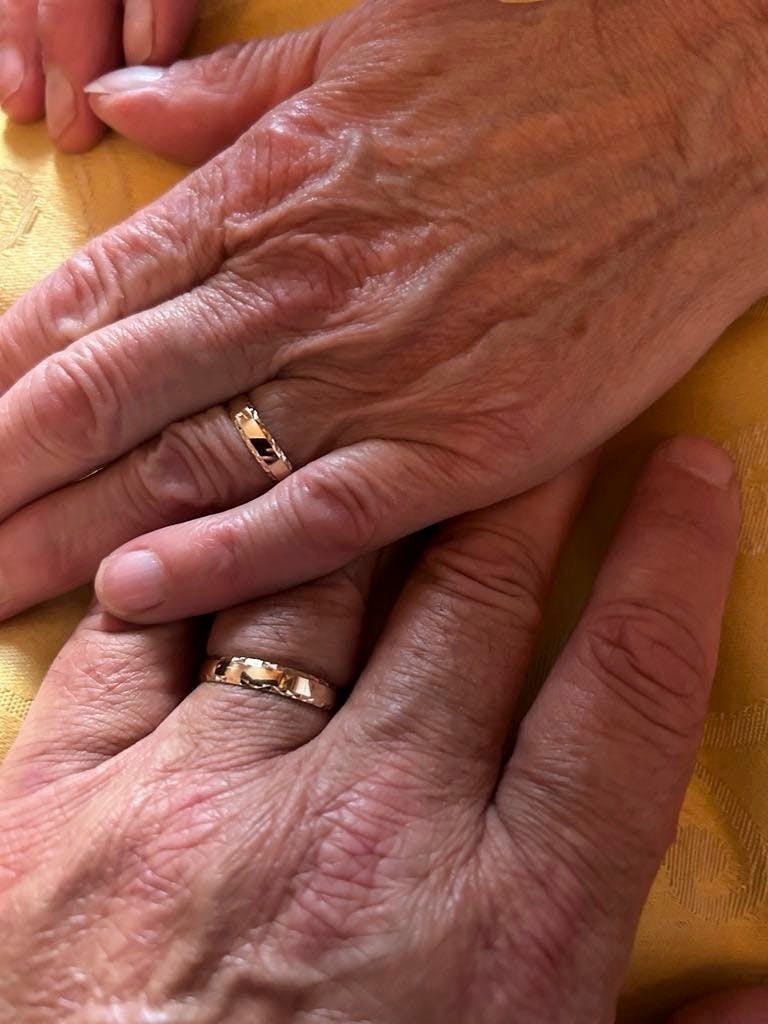 Steen har givet Sussi ring på fingeren.