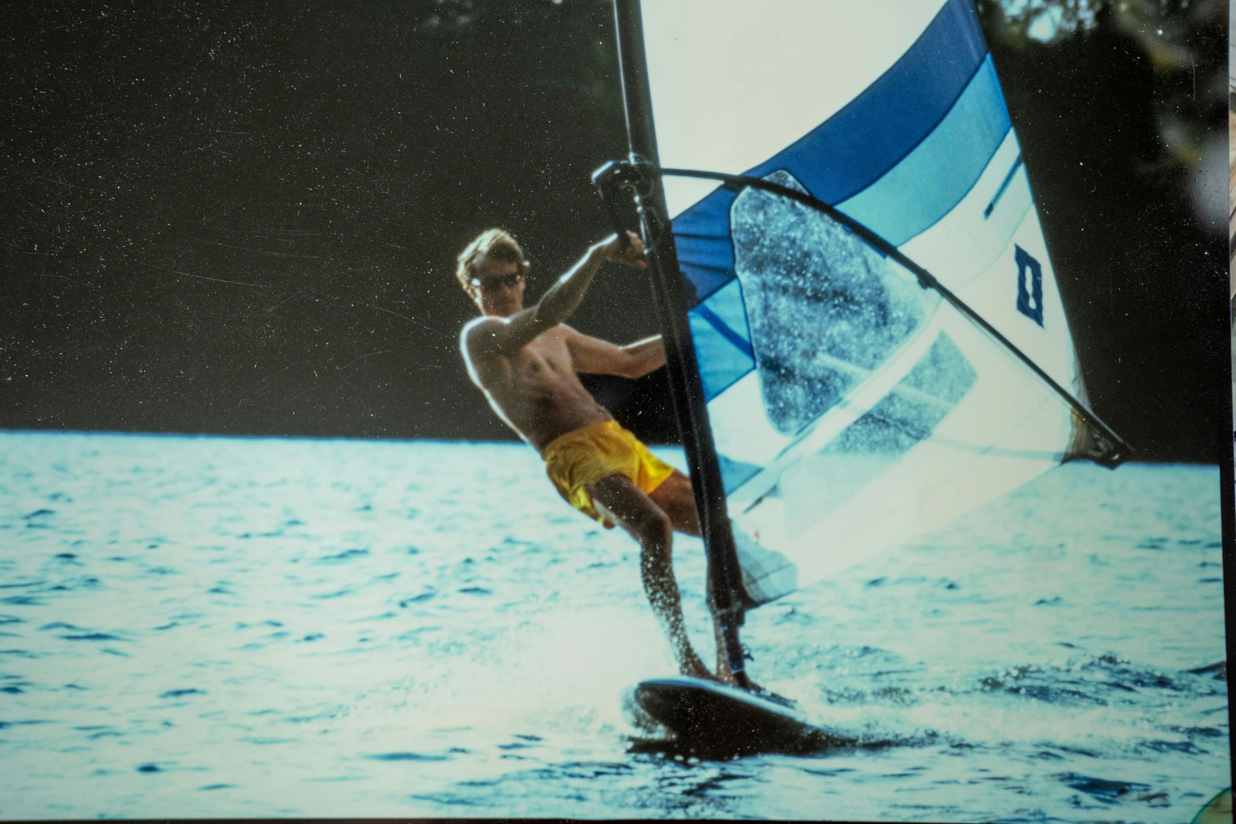 Et sejlskib er Bertel Haarders store drøm – men et surfbræt med sejl har været en god erstatning.