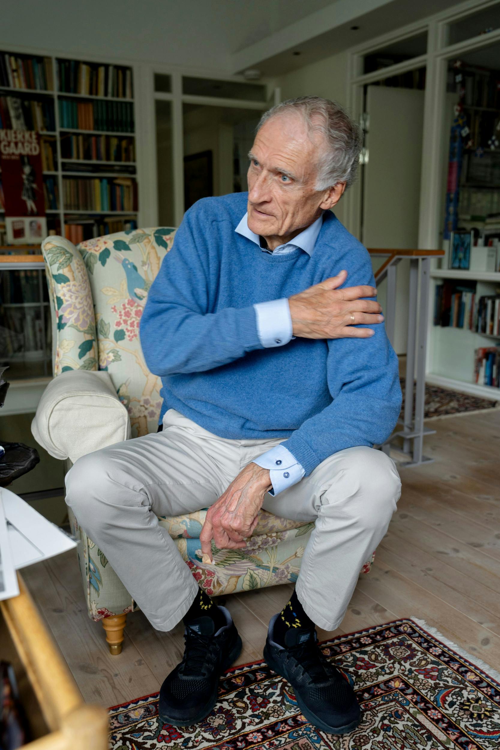 Udover eftervirkningen fra en brækket skulder i 2014, som forhindrer Bertel i at gå på hænder, så er der ingen skavanker.