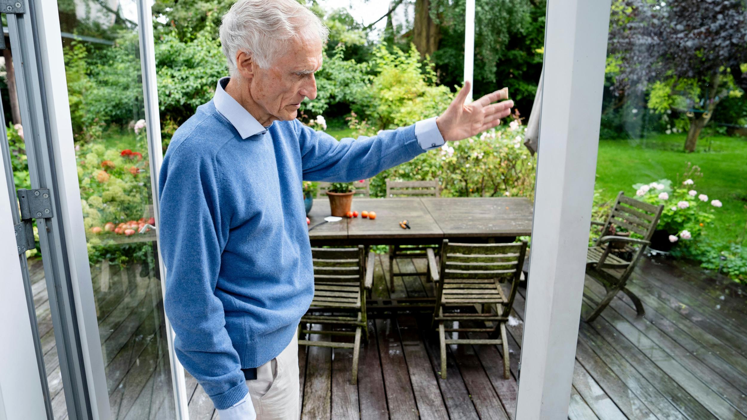 – Kom med udenfor, inviterer Bertel Haarder, som elsker at slappe af i familiens have.