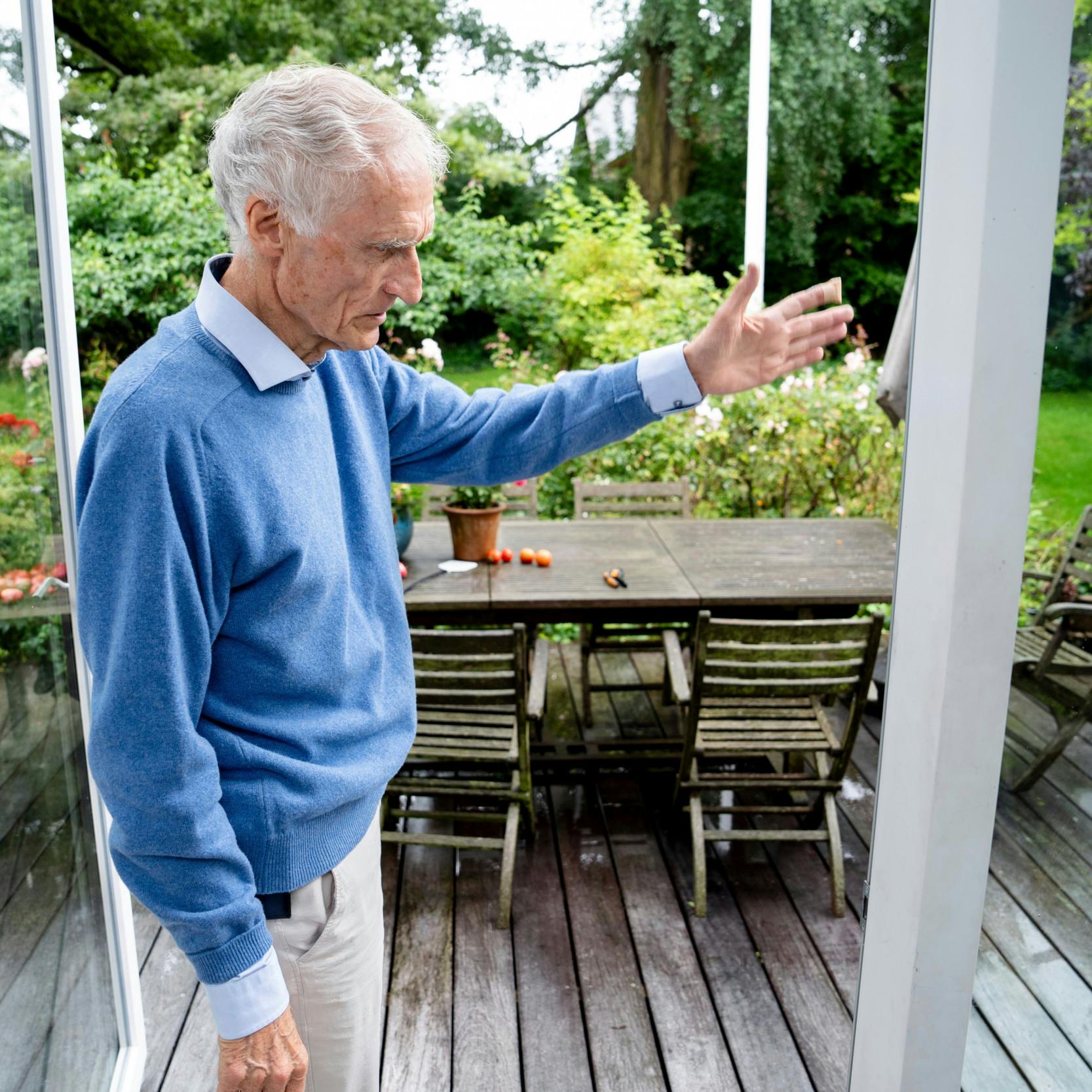 – Kom med udenfor, inviterer Bertel Haarder, som elsker at slappe af i familiens have.