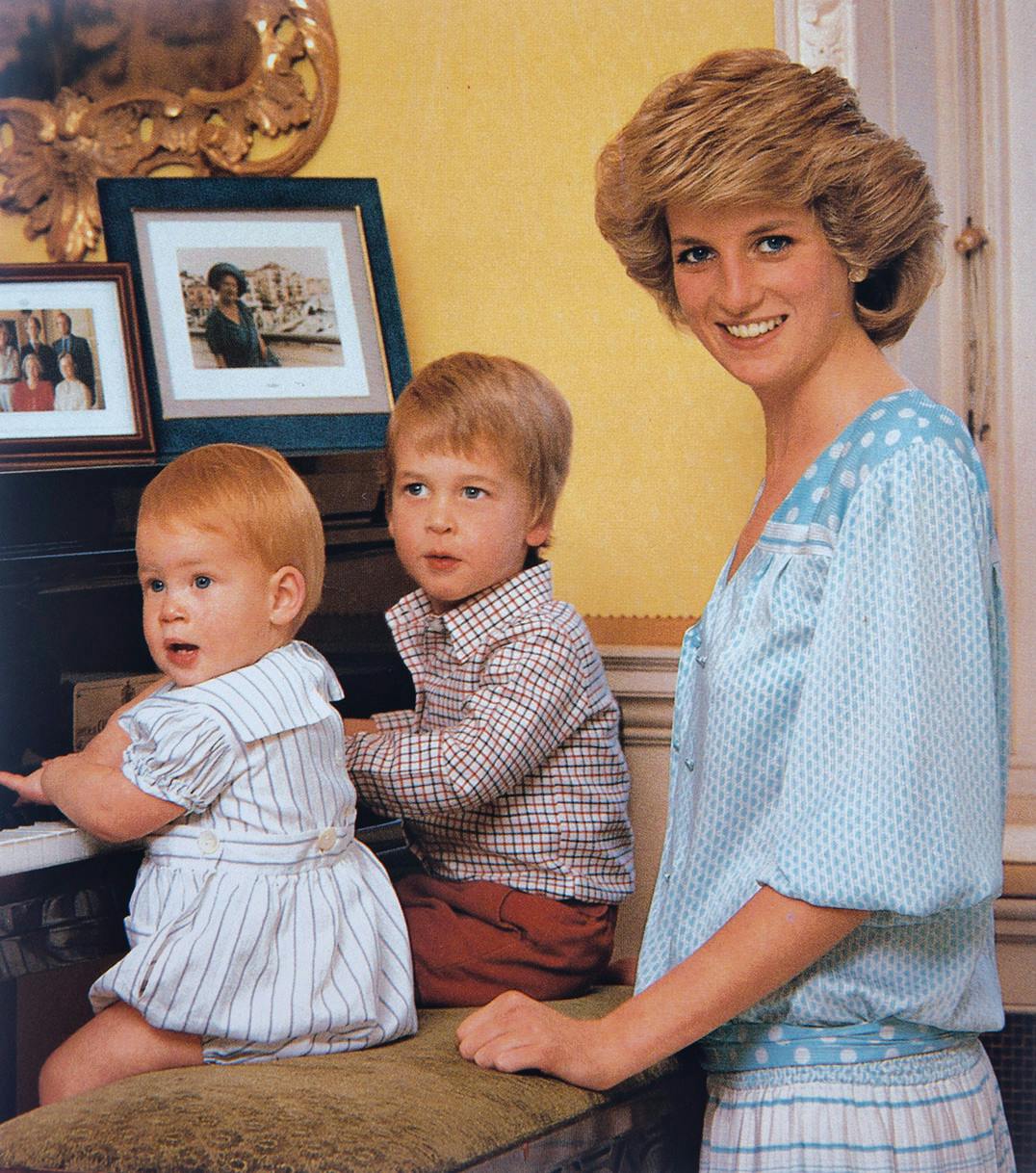 Afdøde prinsesse  Diana  med Harry og William. Harry har valgt at tro på, at hun stadig følger med i hans liv. 