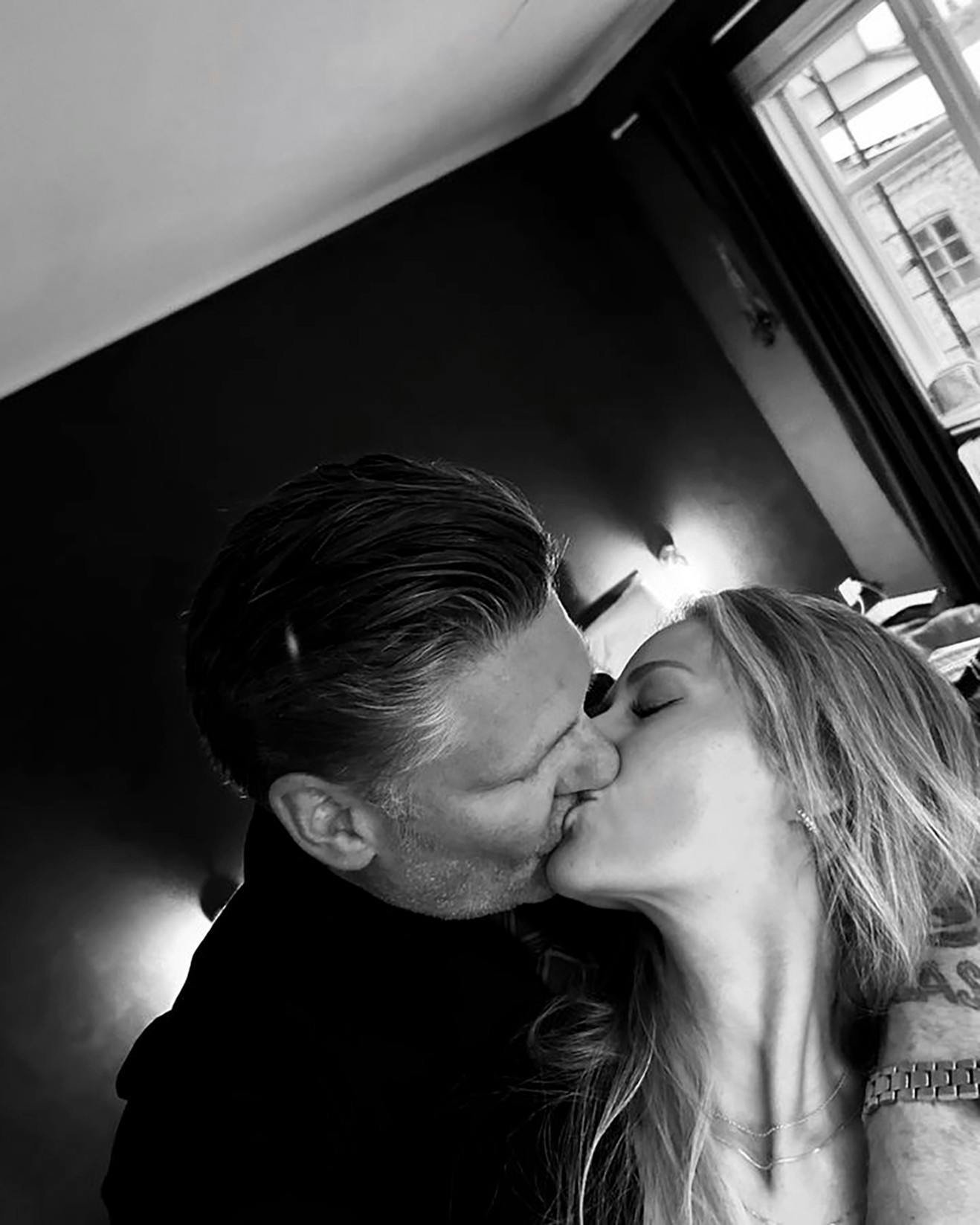 – Vi er bare superglade for hinanden, lyder kommentaren fra Timm – selv om det næsten er overflødigt at sige, når man har set, hvordan han og Annemette Holtz , 37, kysser.