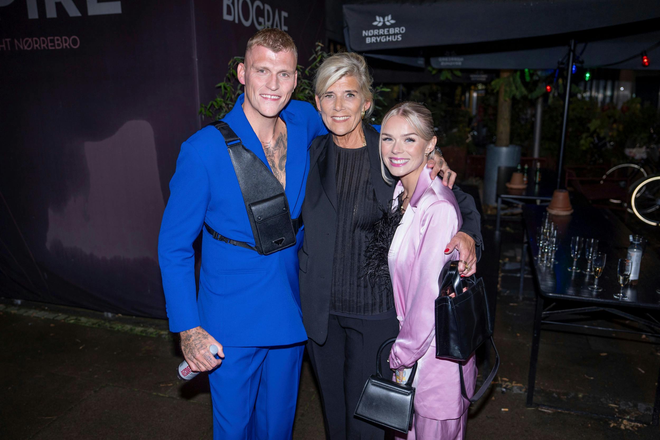 Det var Sebastians mor  Ruth Bull , som pressede på for at få sønnikes øjne op for skuespillet.