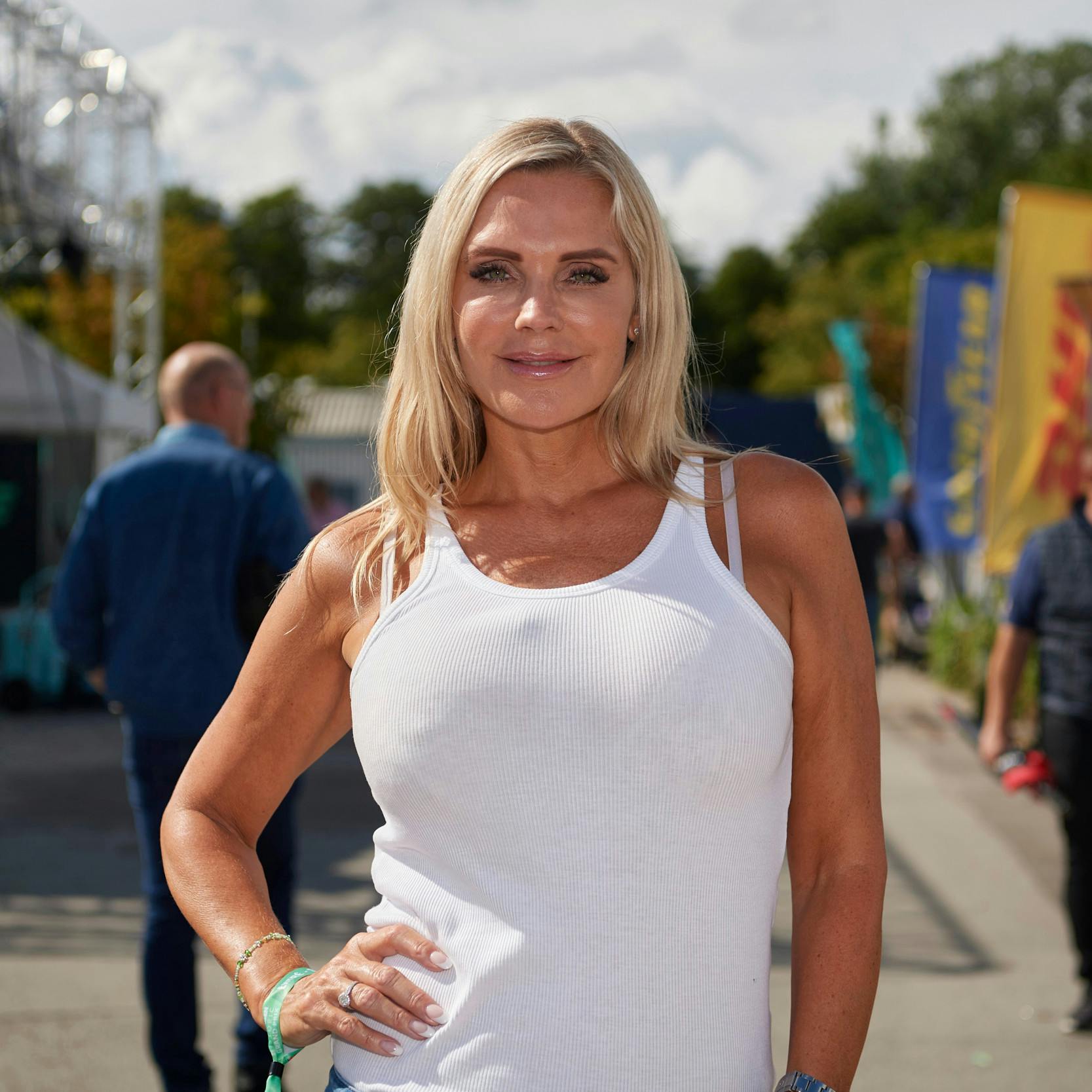 54-årige   Janni Ree  har  Karsten Rees exit kastet lassoen over en yngre mand. Advokaten Jeppe Stokholm er 48 år gammel.