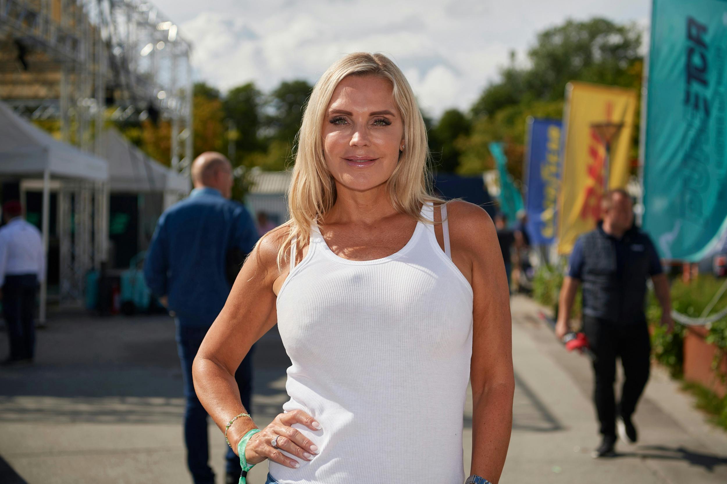 54-årige   Janni Ree  har  Karsten Rees exit kastet lassoen over en yngre mand. Advokaten Jeppe Stokholm er 48 år gammel.