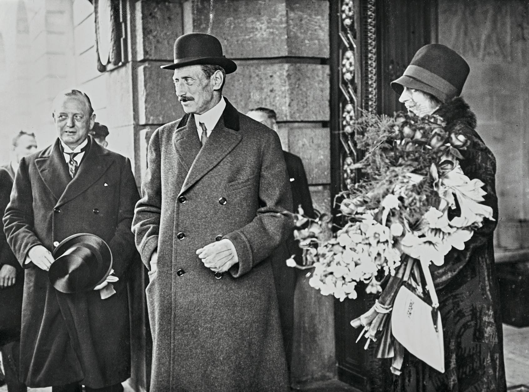 Kong Christian var i 1937 i Berlin for at besøge Hitler. Mange medier mente, at Danmark var ved at indgå en aftale med Tyskland. Måske skrev kongen om det, i de dagbogsnotater, som ingen må se?