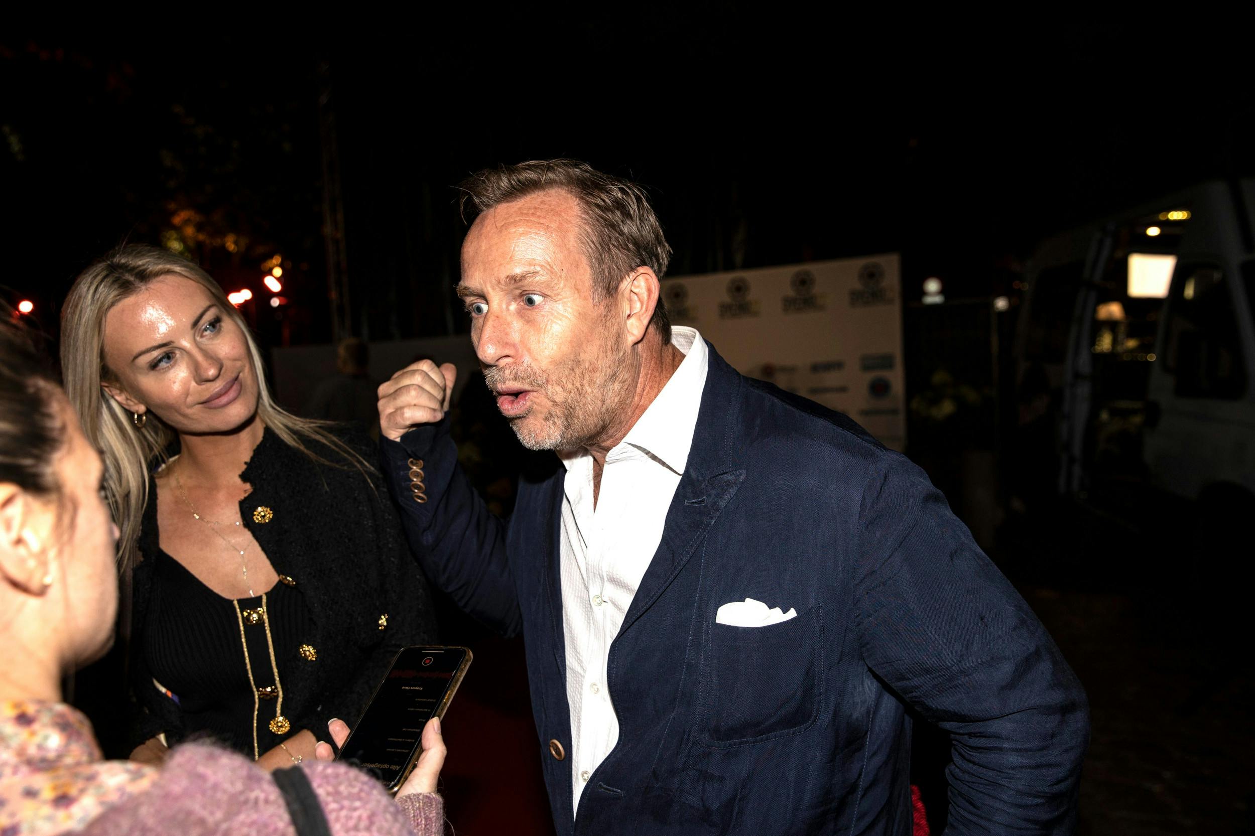 Adam har reageret kraftigt på Katherines afsløringer og forstår ikke, hvorfor hun skriver som hun gør..